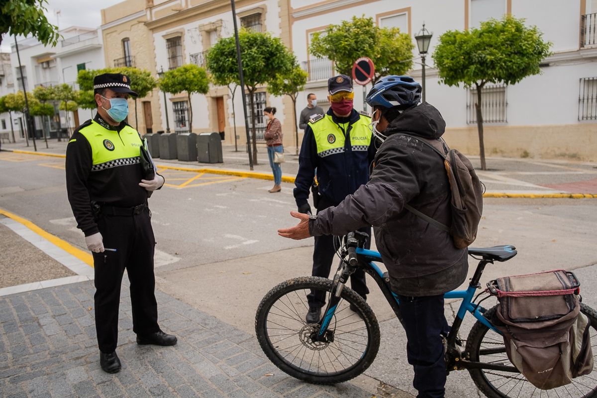 Control policial en Trebujena, en días pasados. FOTO: MANU GARCÍA