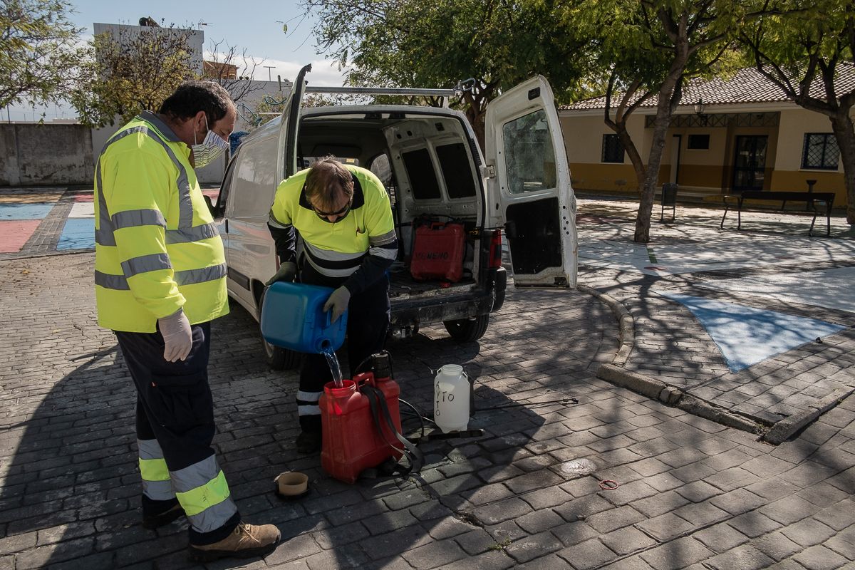 Trabajadores municipales de Trebujena, durante labores de desinfección. FOTO: MANU GARCÍA