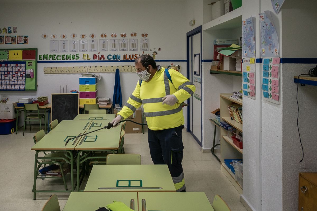 Un operario desinfecta un colegio en Trebujena.