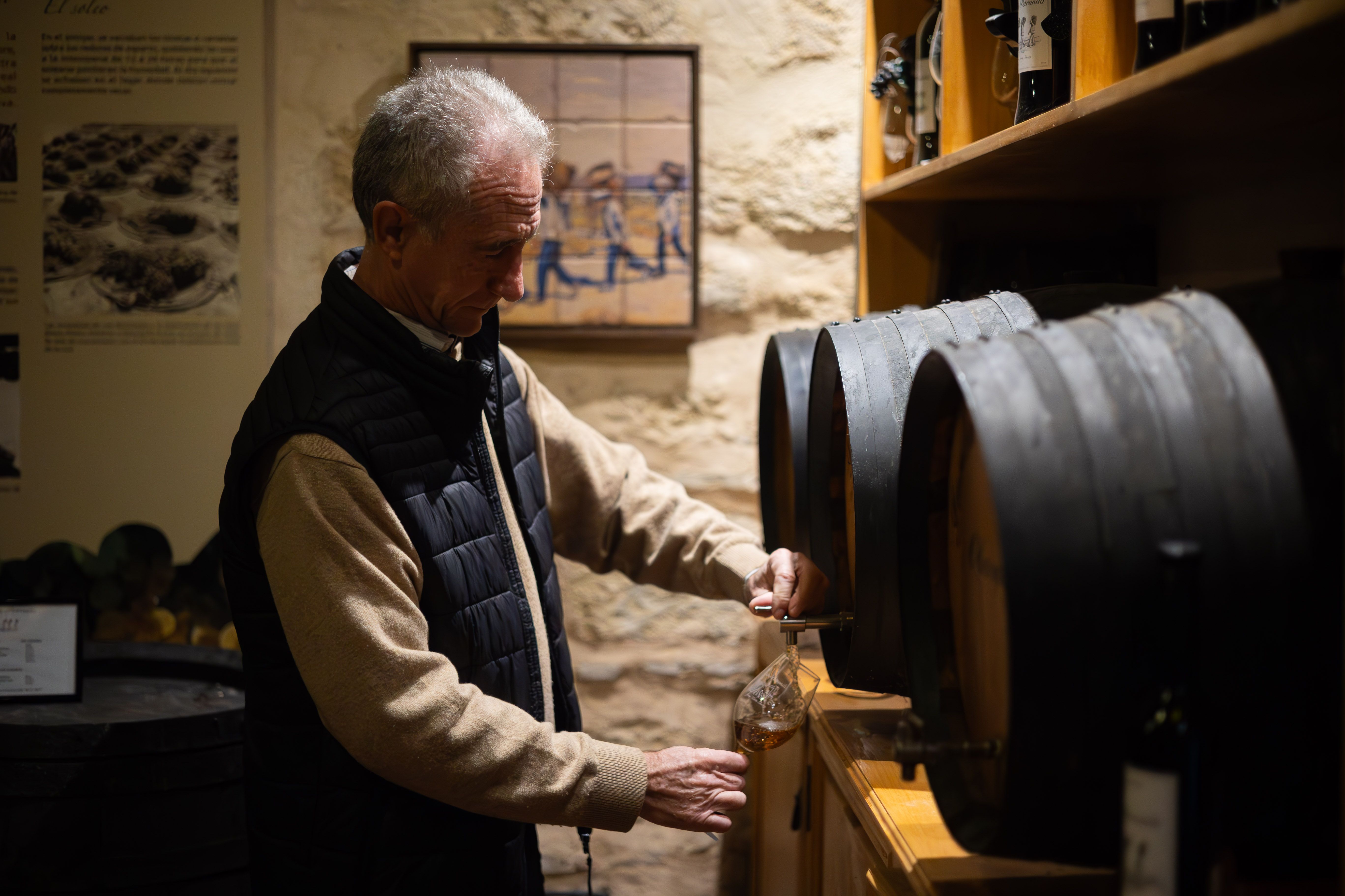 Agustín sacando dela bota una copa de amontillado.    MANU GARCÍA