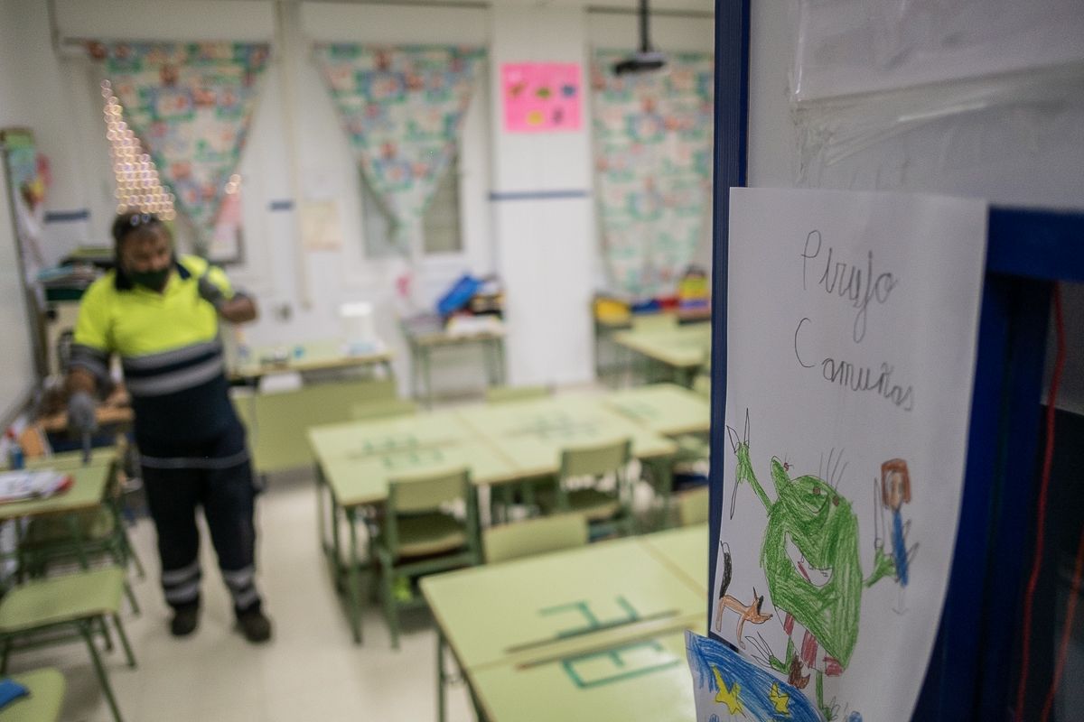 Un operario municipal desinfecta un colegio en una imagen reciente. FOTO: MANU GARCÍA