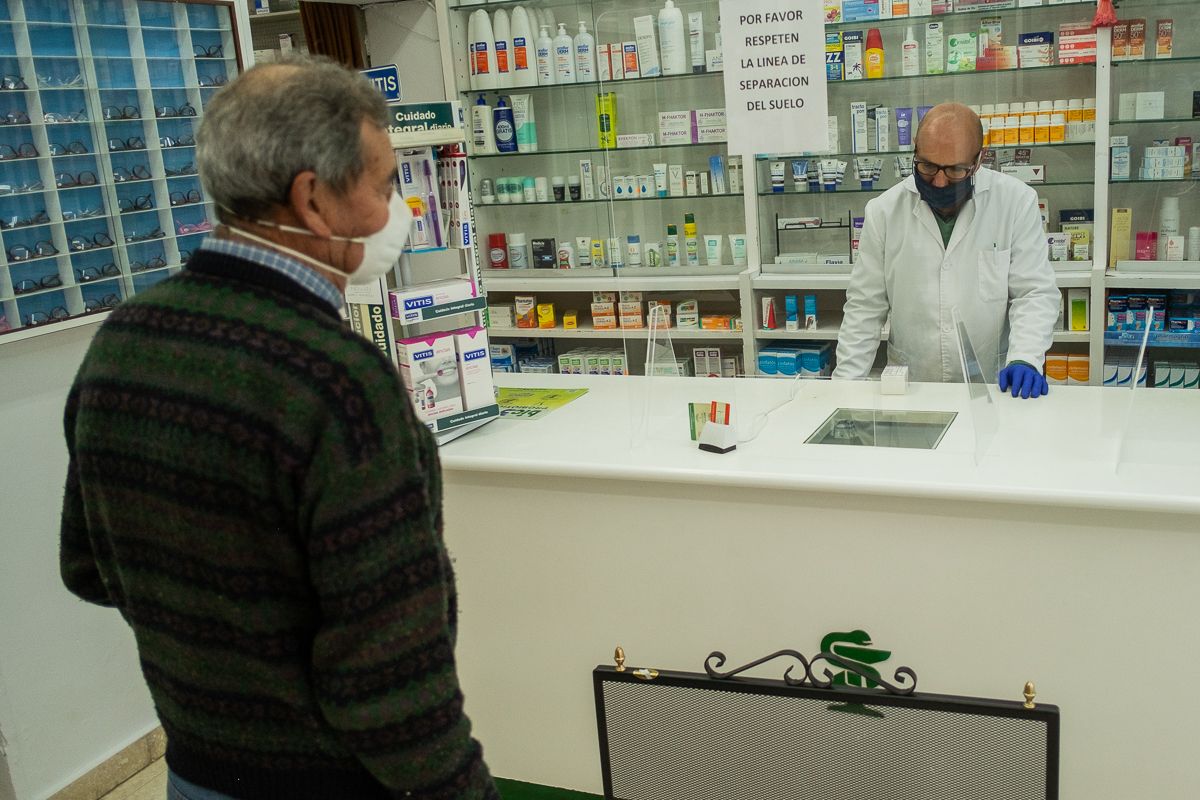 Las farmacias funcionarán como cajeros para luchar contra la despoblación de los pueblos sin bancos de Málaga.  MANU GARCÍA