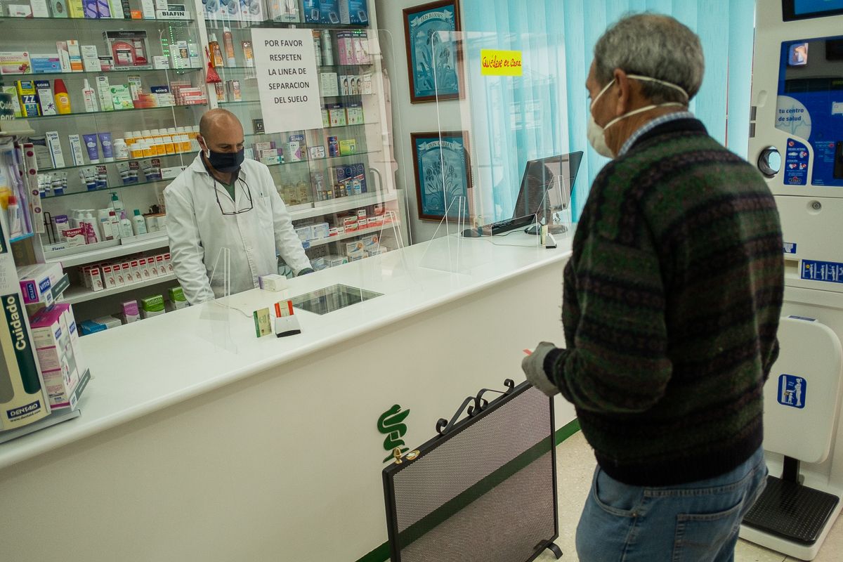 Un cliente, en una farmacia. En algunas empiezan a escasear medicamentos como Paracetamol, Trankimazin y Omeprazol.  