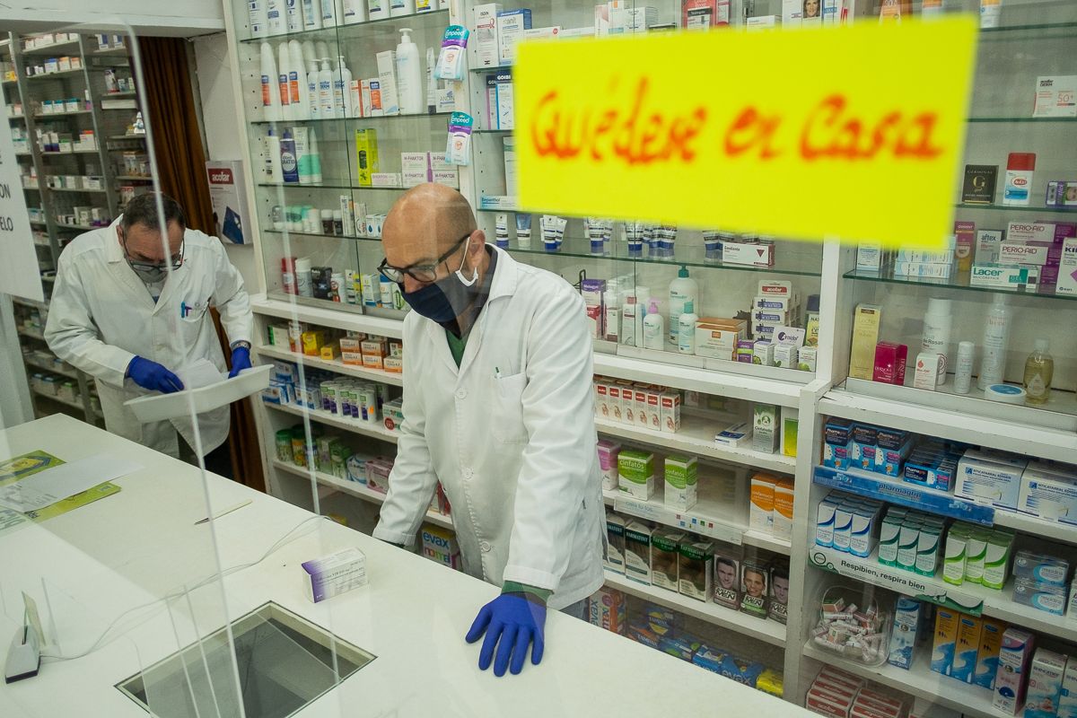 Una farmacia de Trebujena, en una imagen reciente. FOTO: MANU GARCÍA