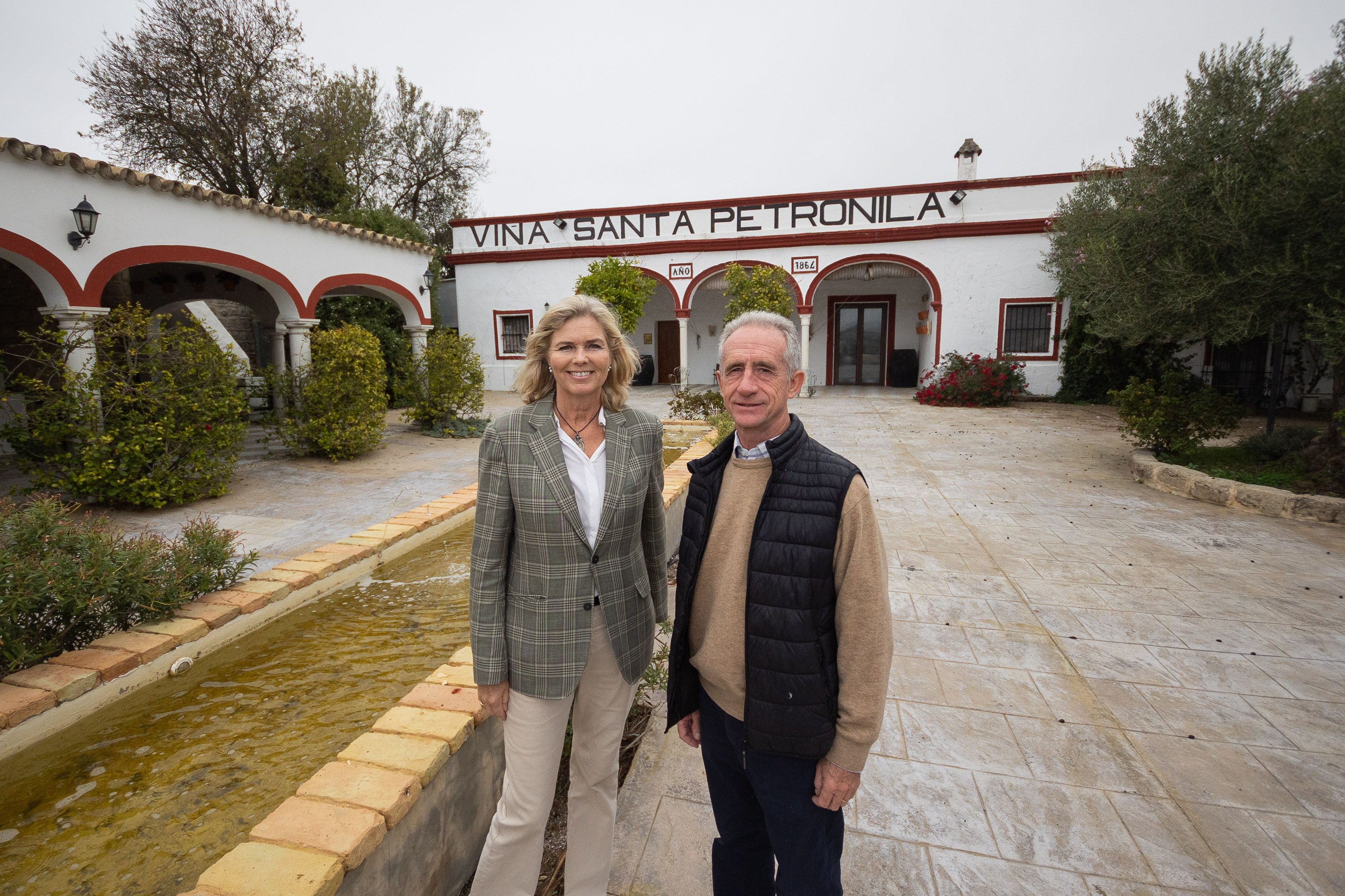 Los propietarios posando ante la fachada principal de la casa.      MANU GARCÍA