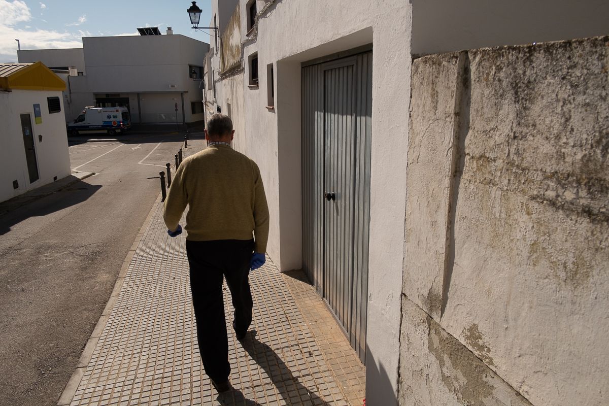 Un vecino camina por una calle de Trebujena, en una imagen de archivo.