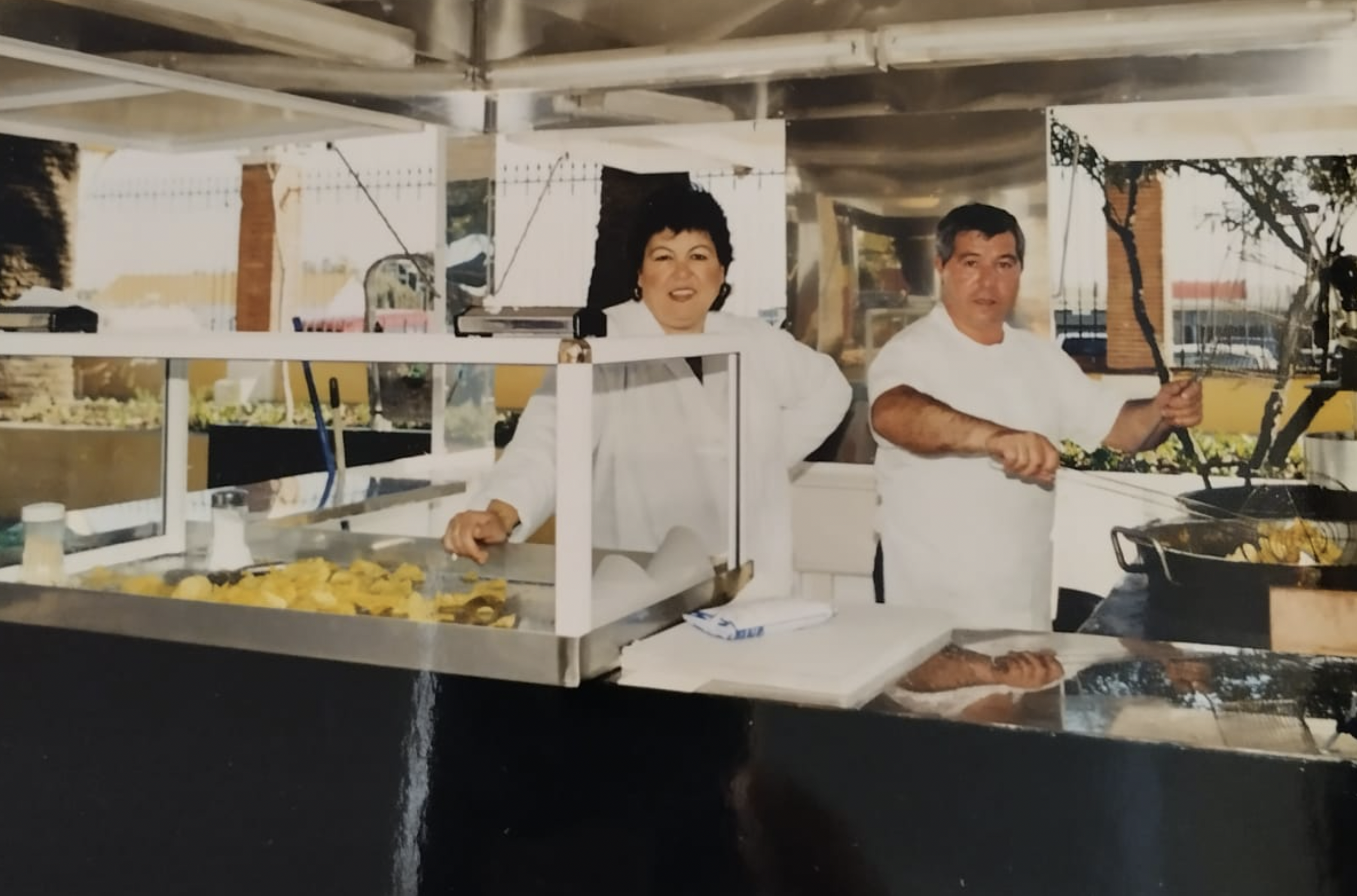 Tere y José Luis en el puesto de papas del parque Calderón en El Puerto. CEDIDA