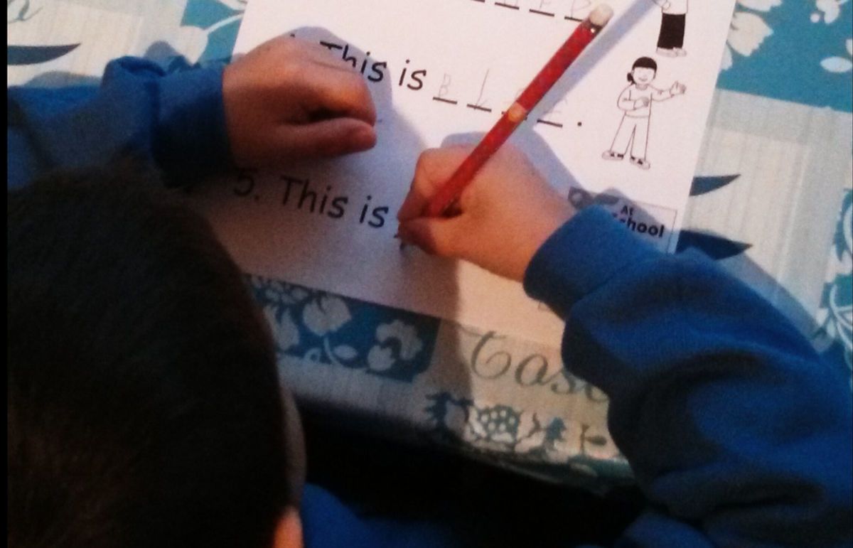 Un pequeño hace deberes en casa. FOTO: Flickr Sukiweb