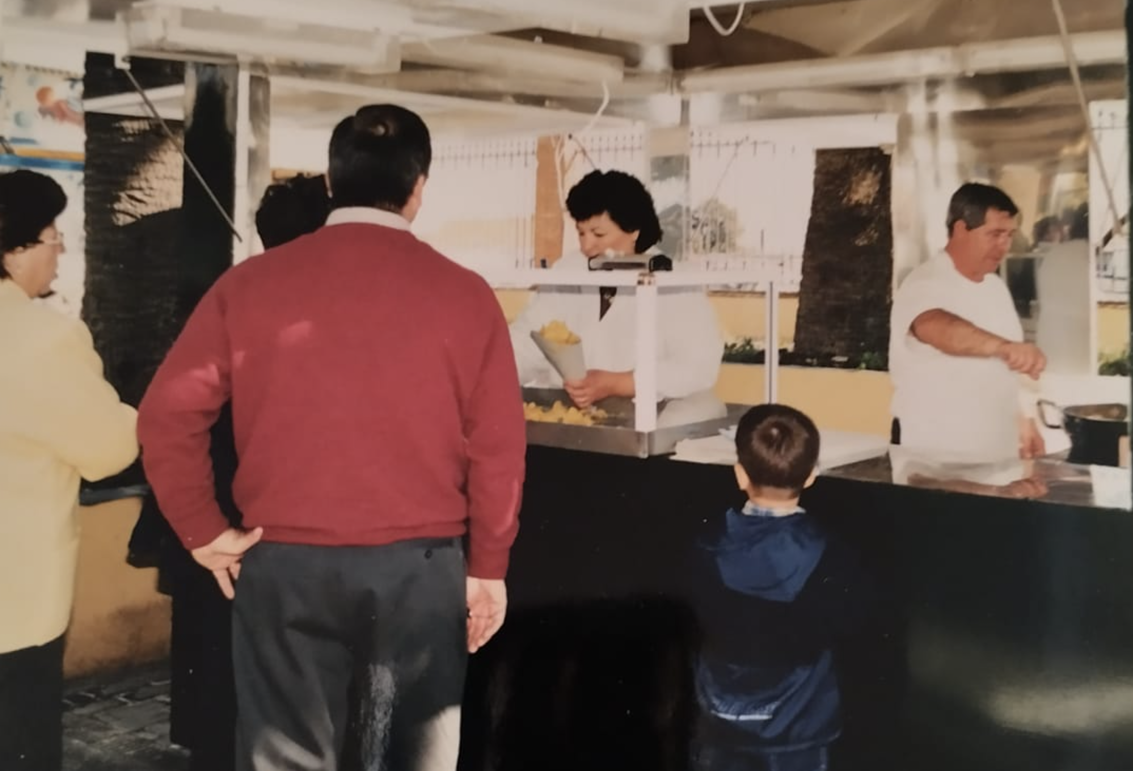 Los portuenses atendiendo a unos clientes.