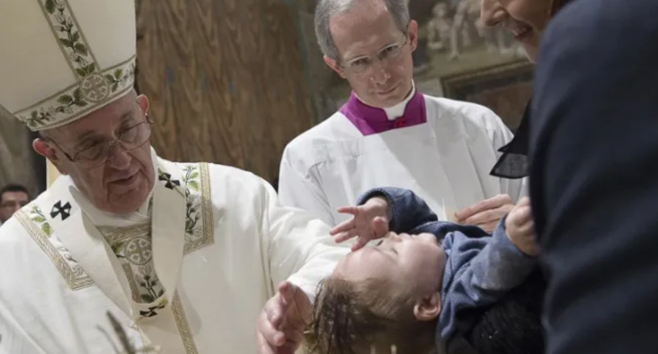El Papa Francisco, bautizando a un bebé.