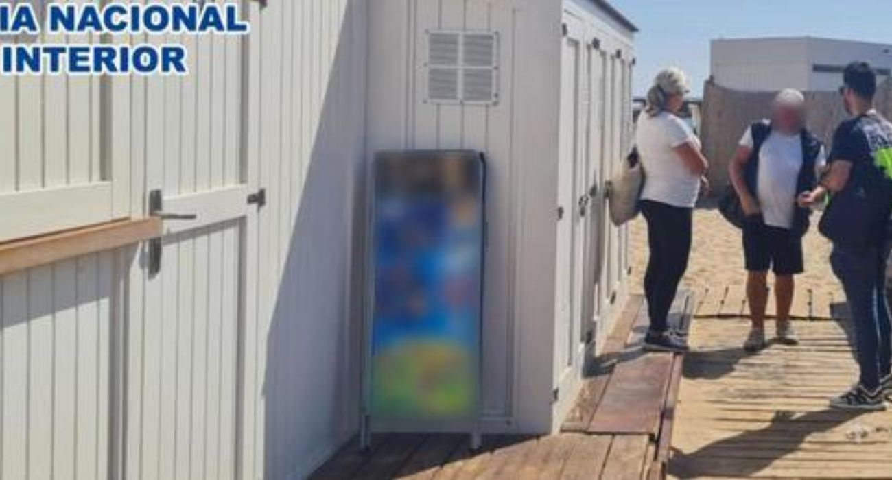 El chiringuito de la playa de Arenales en Elche donde han sido detenidas cinco personas.