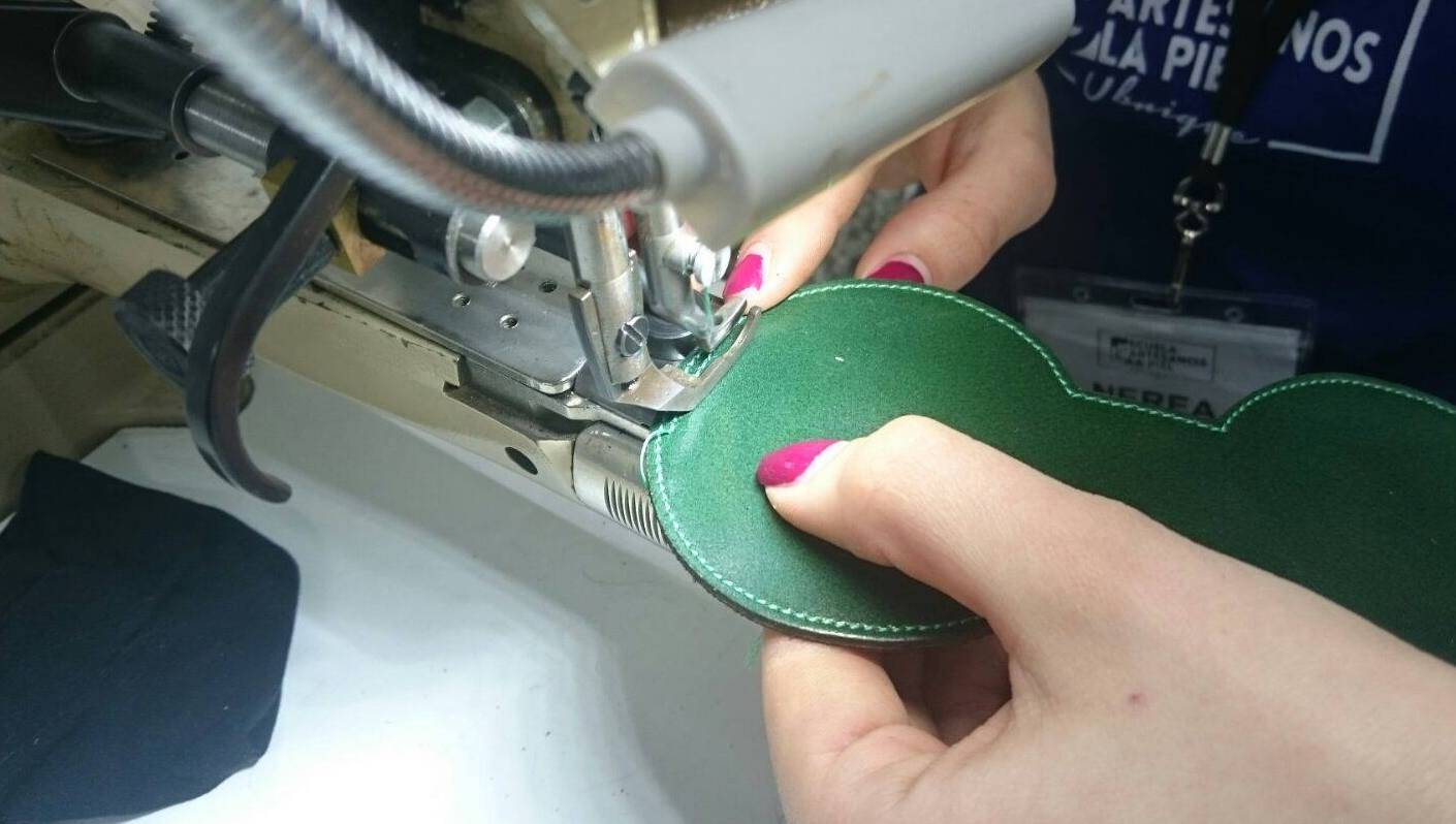 Un empleado, cosiendo una pieza de marroquinería, en una imagen de archivo. FOTO: RADIO UBRIQUE
