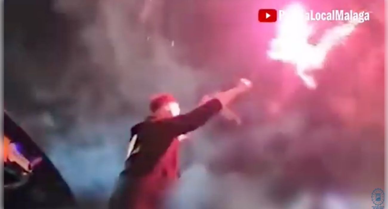 El organizador de la fiesta, en lo alto del techo del coche.