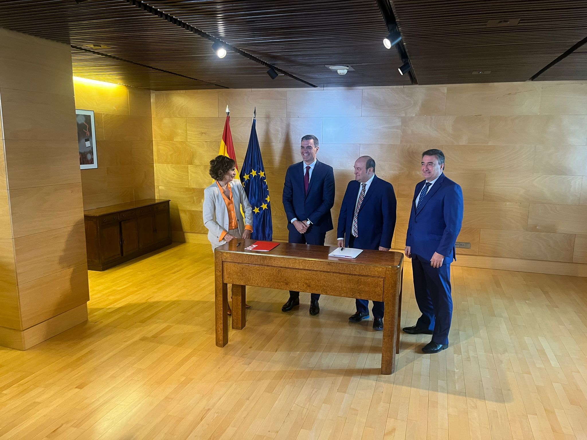 PSOE Y PNV. Pedro Sánchez, en la firma de su acuerdo con los nacionalistas vascos.