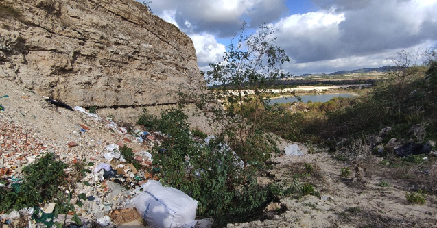 Basura y escombros en una cantera situada junto a la laguna de Los Tollos.
