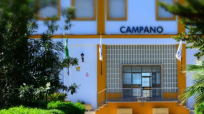 El complejo de Campano, en Chiclana, donde hay 150 migrantes.