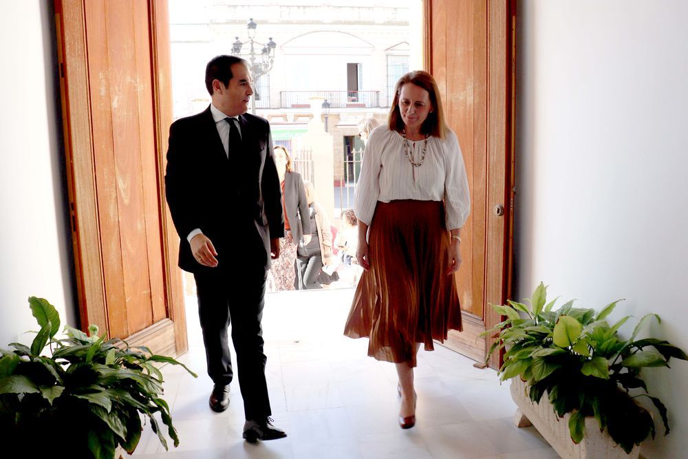 El consejero de Justicia, José Antonio Nieto, con la alcaldesa de Puerto Real, Aurora Salvador.