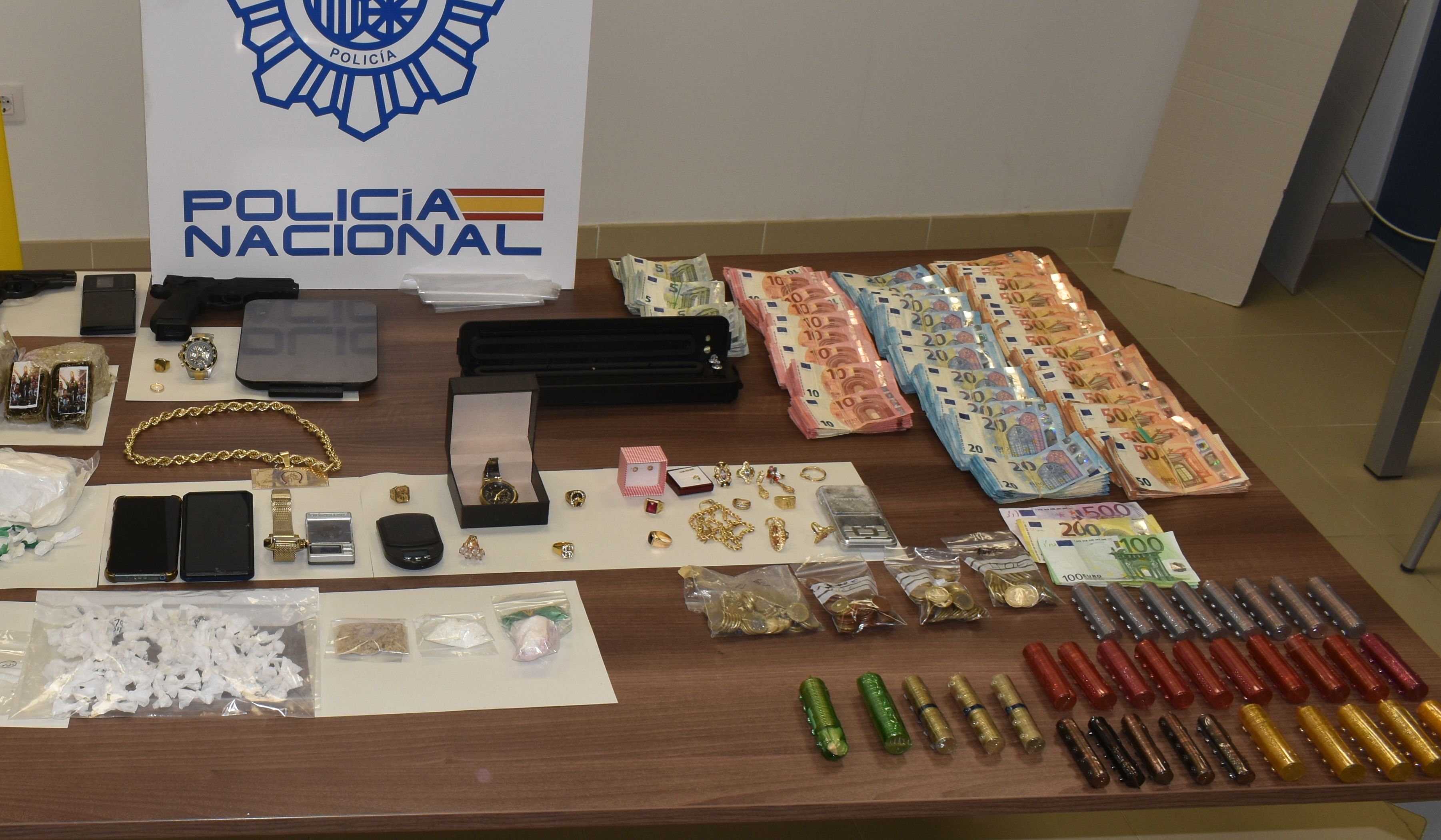 Imagen de algunos de los objetos intervenidos por la Policía en el operativo en Écija. Imagen de algunos de los objetos intervenidos por la Policía en el operativo en Écija.