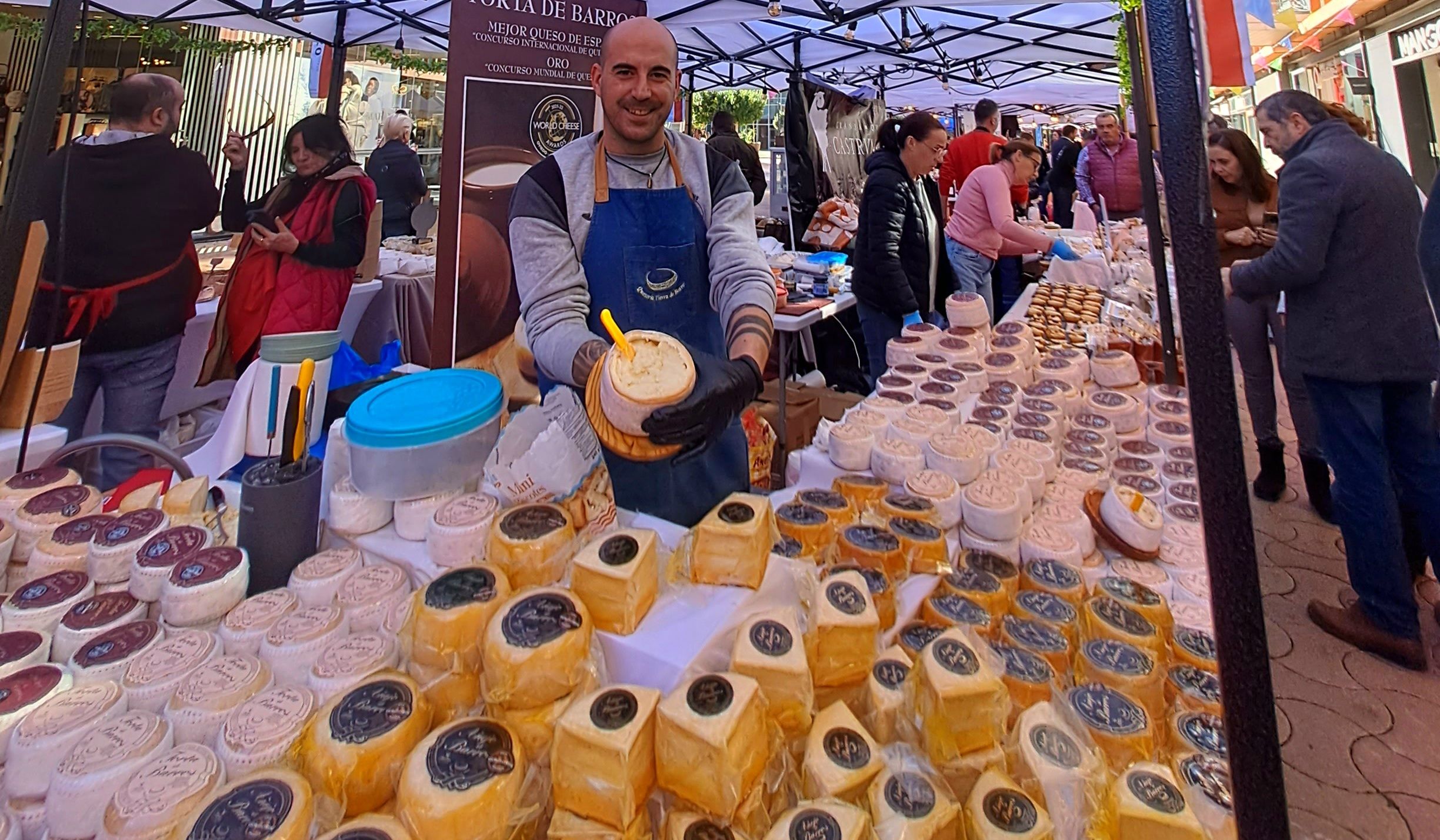 Uno de los stands en la Feria del Queso Artesano que se celebra en Sevilla. Uno de los stands en la Feria del Queso Artesano que se celebra en Sevilla.