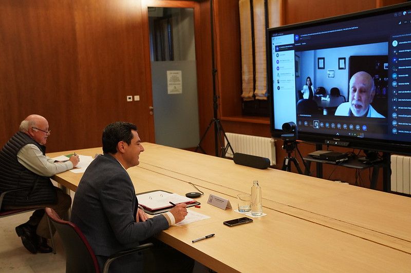 El presidente andaluz Juan Manuel Moreno, y el consejero Jesús Aguirre, durante el gabinete de crisis.
