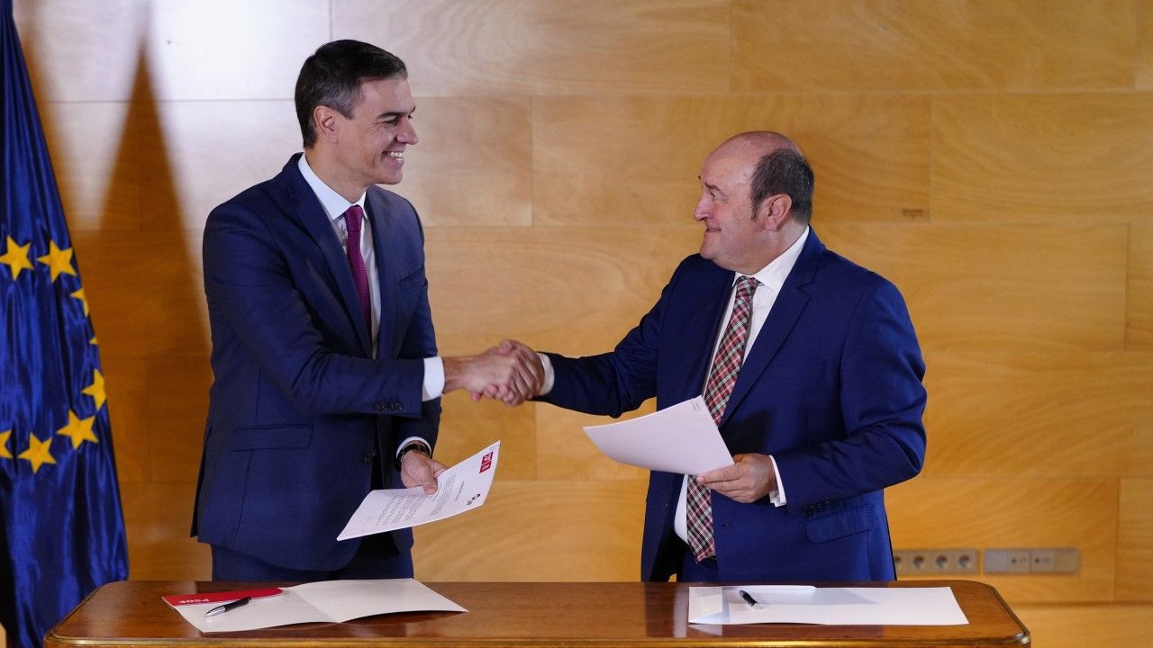 Pedro Sánchez, con Andoni Ortuzar, presidente del PNV, tras la firma del acuerdo.