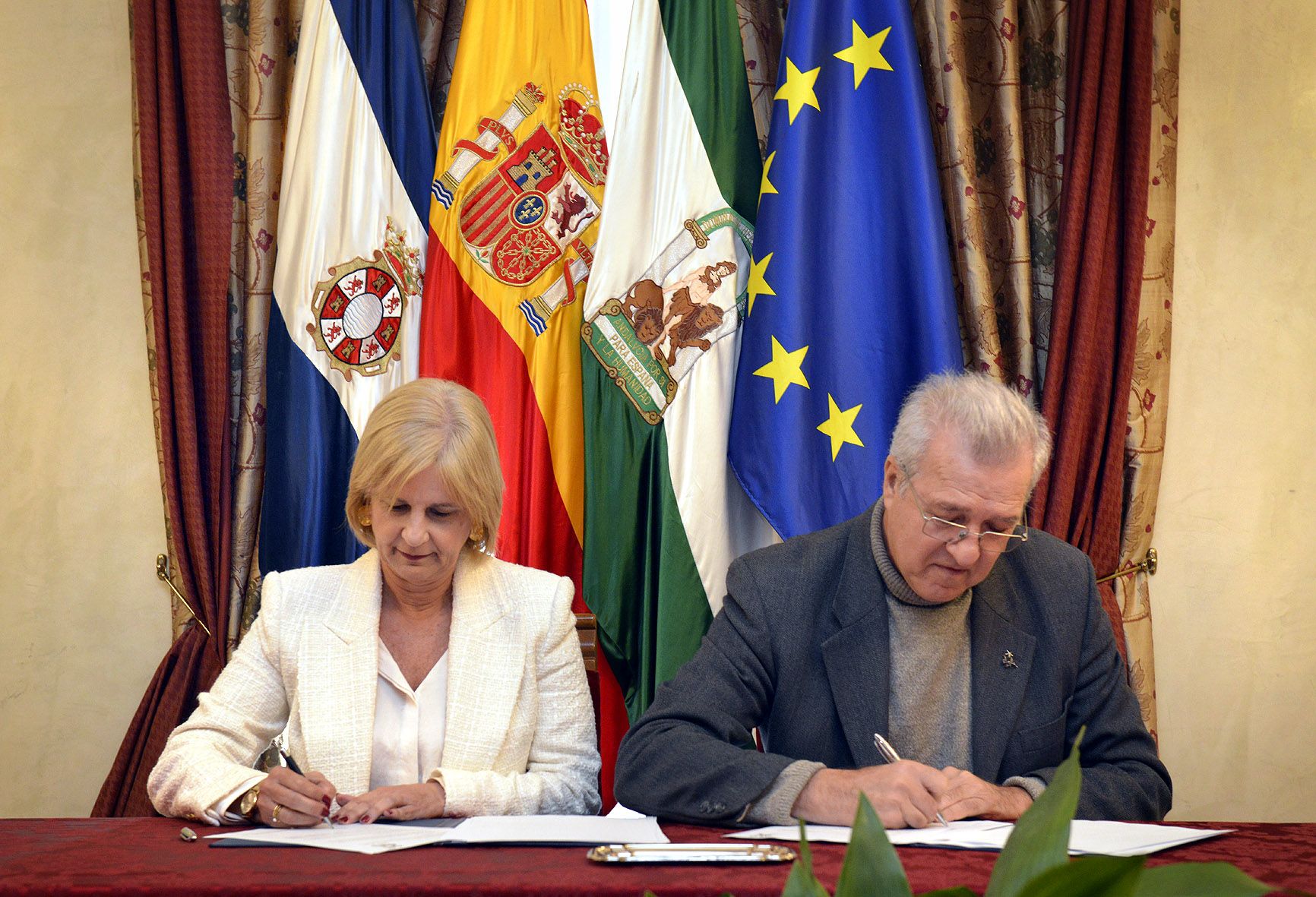 La alcaldesa y el presidente de los belenistas de Jerez firmando del convenio. 