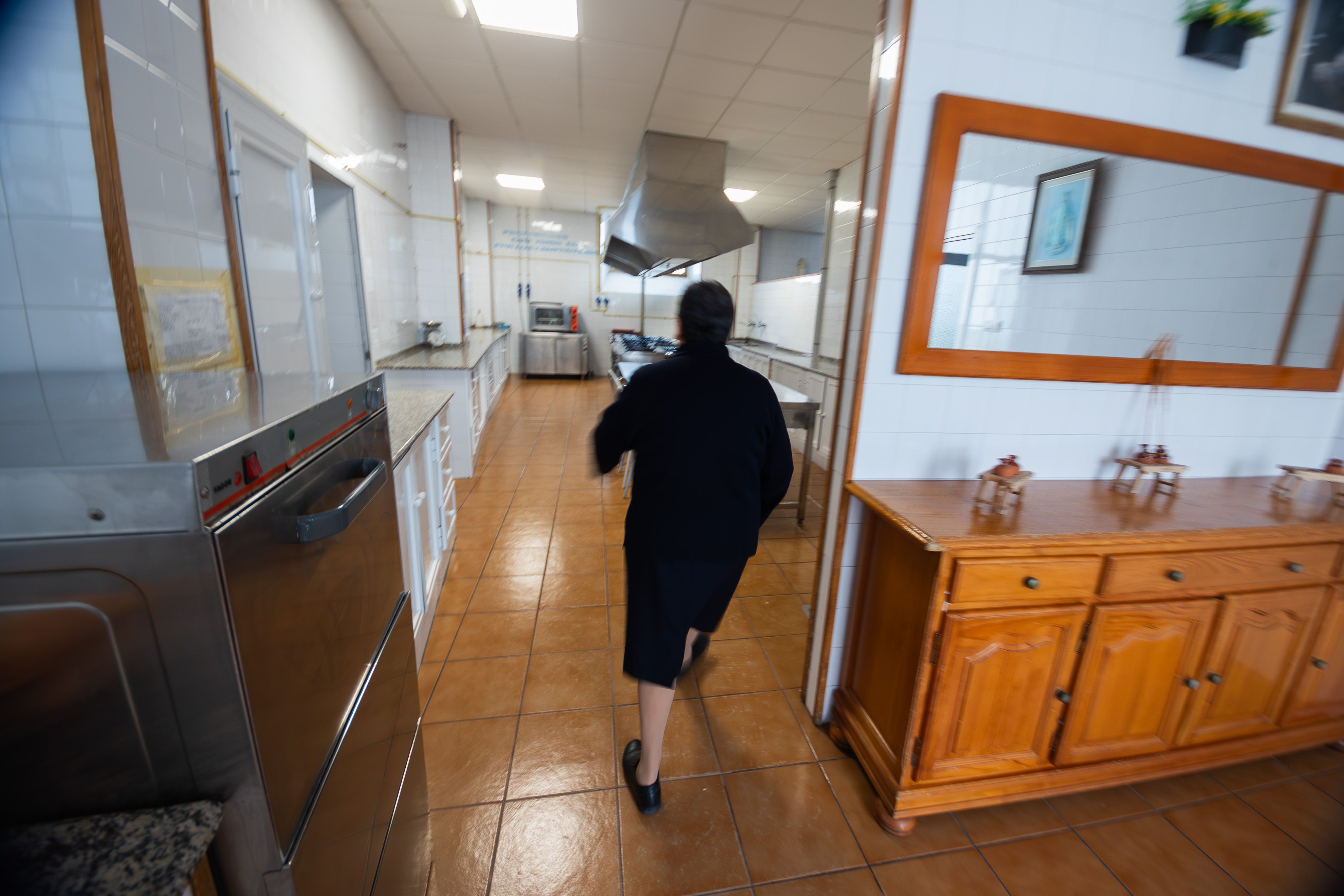 Sor Dolores entrando a la zona del comedor.   MANU GARCÍA 