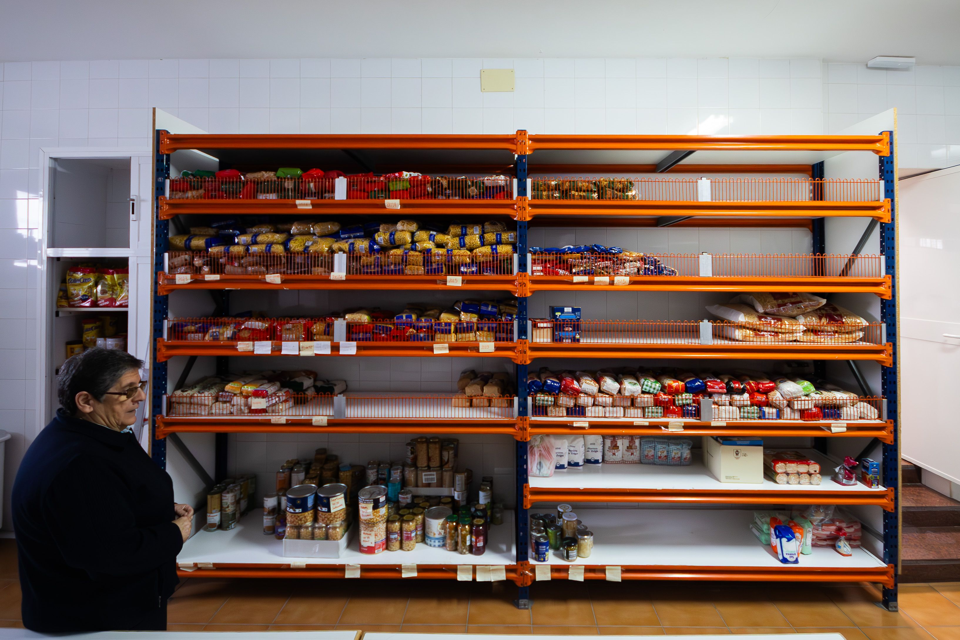 Las estanterías también muestran la escasez de productos. MANU GARCÍA