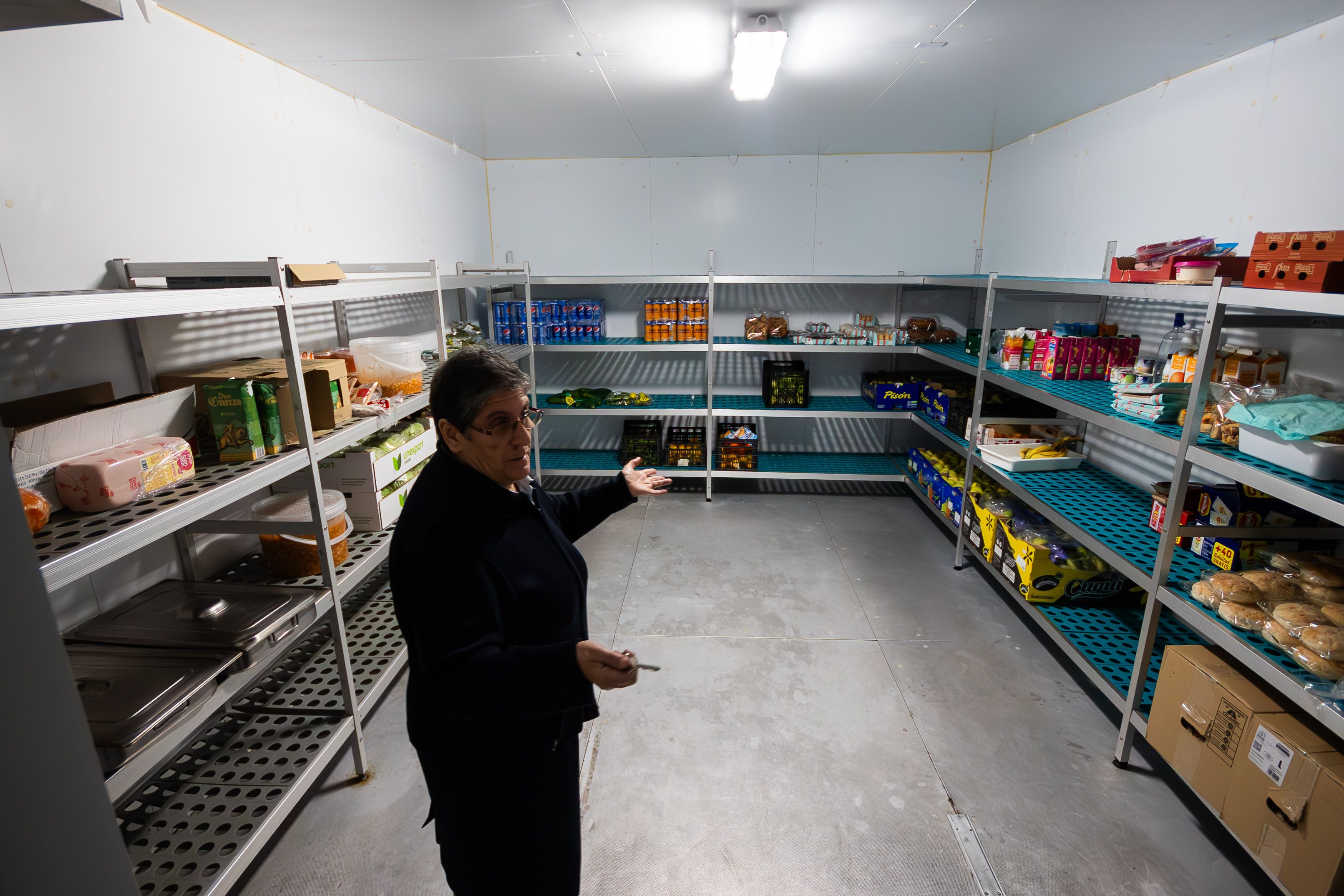 El Comedor del Salvador de Jerez llama a la solidaridad. La superiora mostrando los escasos alimentos conservados en la nevera.