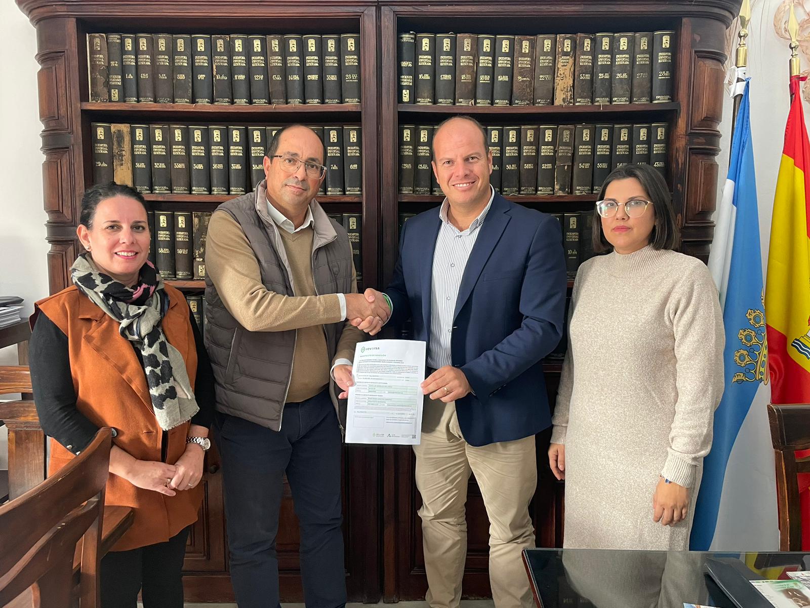 El delgado y el alcalde de Villamartín en la firma de la adhesión a la Red Reversa.