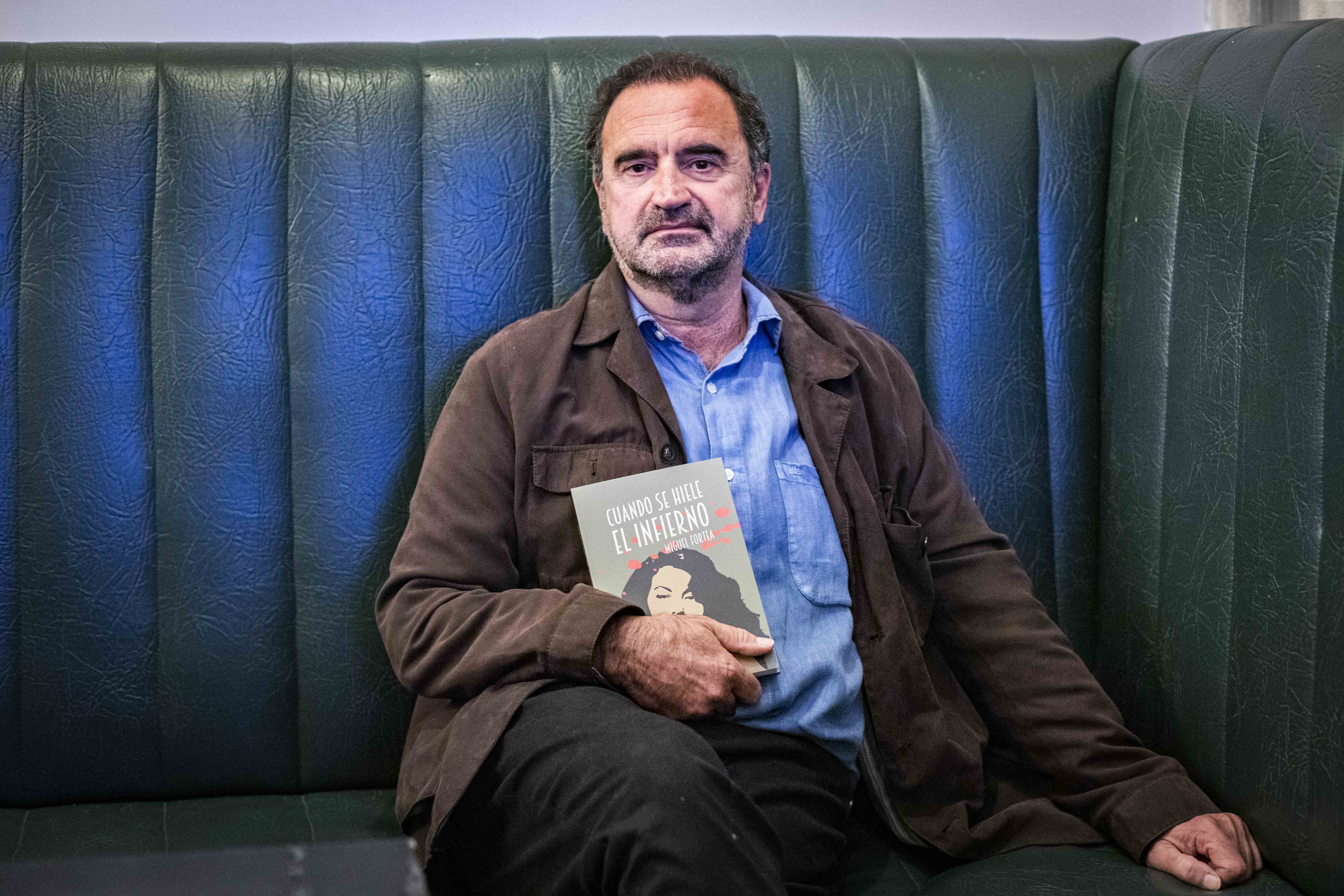 Miguel Fortea, con un ejemplar de su novela.