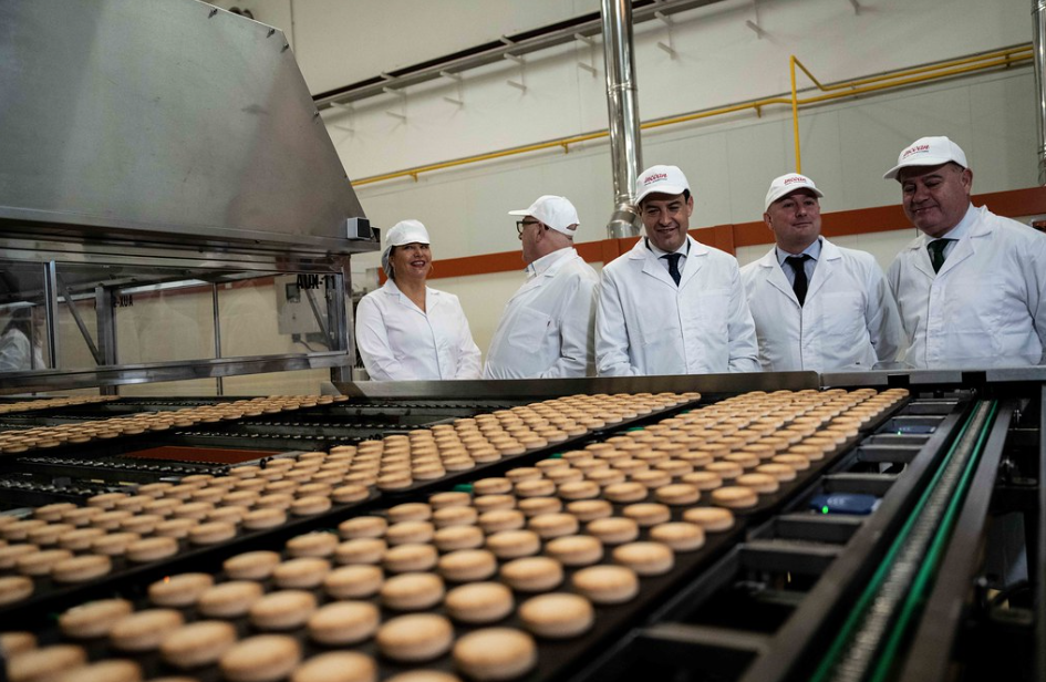 Moreno Bonilla, junto a unos polvorones, ha visitado Antequera y Estepa para dar su apoyo al sector de los dulces navideños.