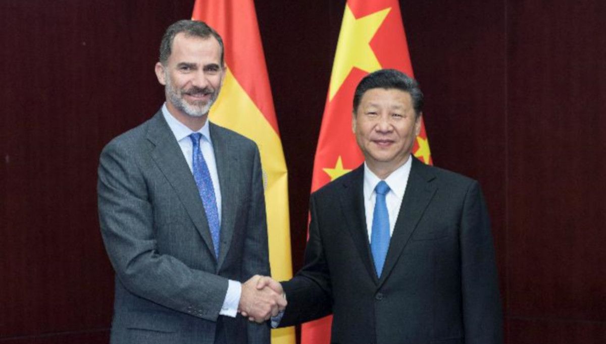 El rey Felipe VI, con el presidente chino Xi Jinping, en una visita al país asiático. FOTO: Xinhua