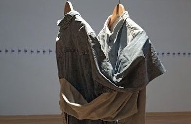 'Camisas abrazo y 41 etiquetas', obra de María Fernández Ortiz, primer premio MálagaCrea 2023.
