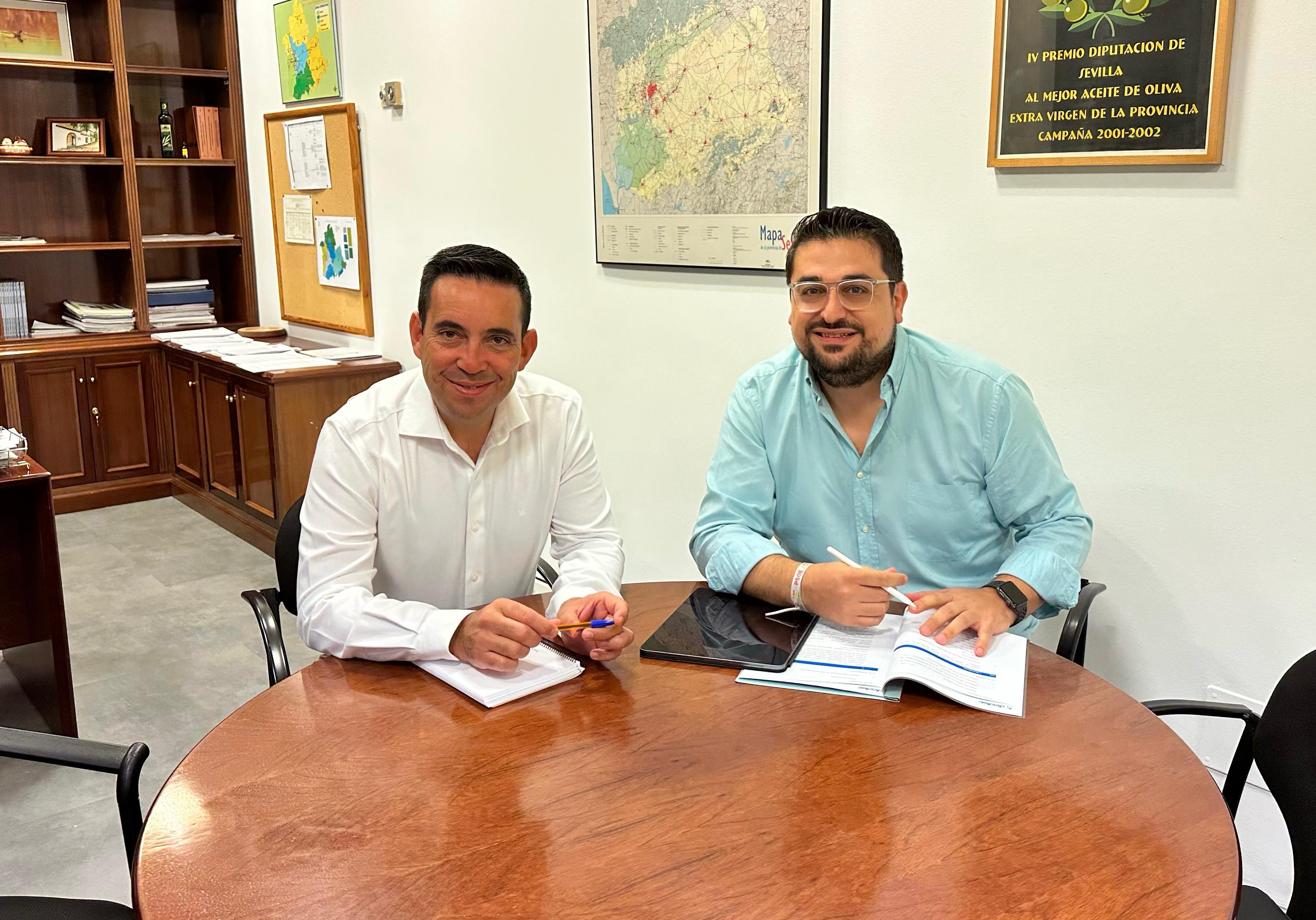 Fran Carrasco, portavoz del PSOE en Lora del Río, con el diputado Gonzalo Domínguez.