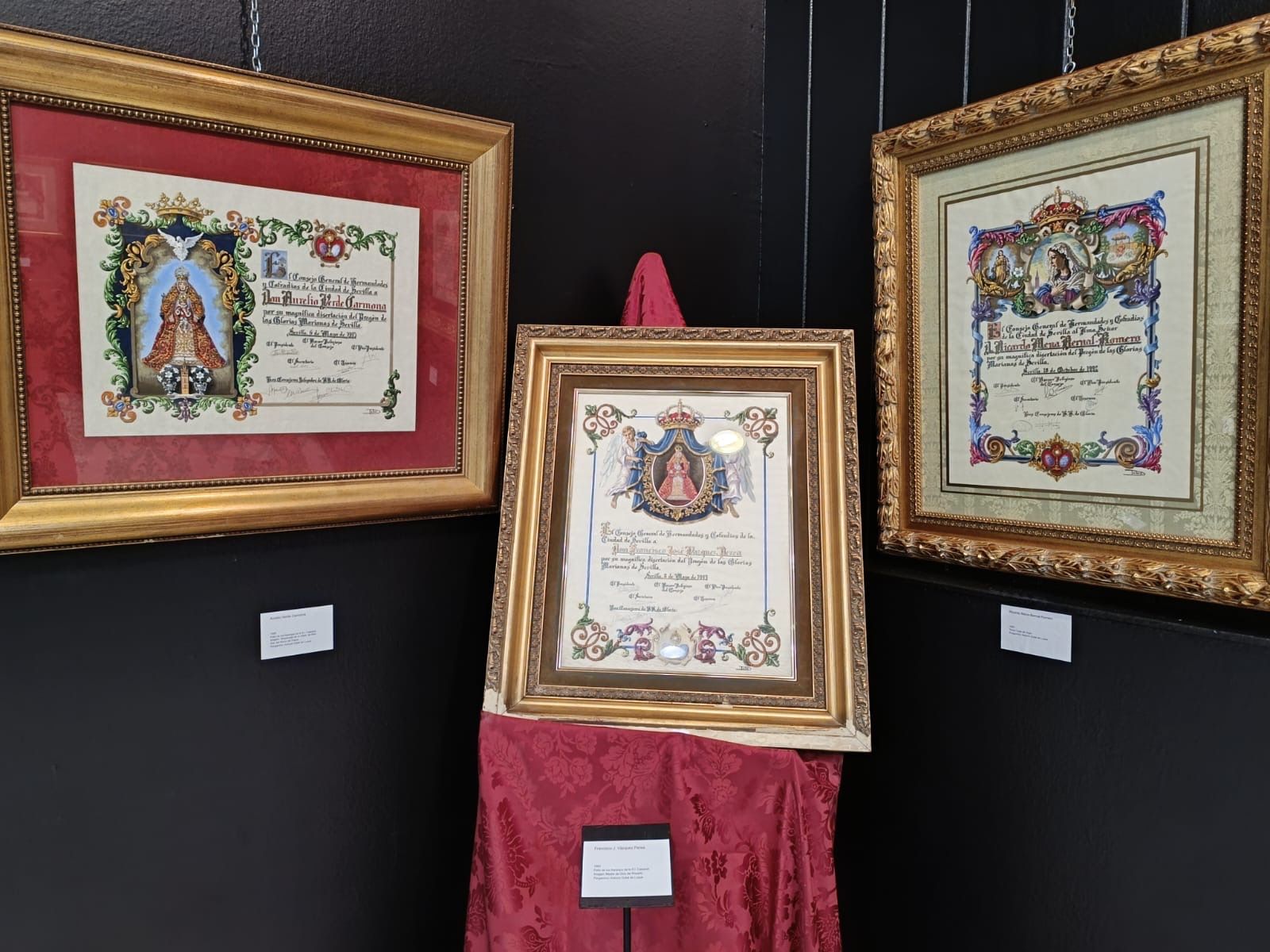 Algunas de las patentes de pregoneros que se exponen. 