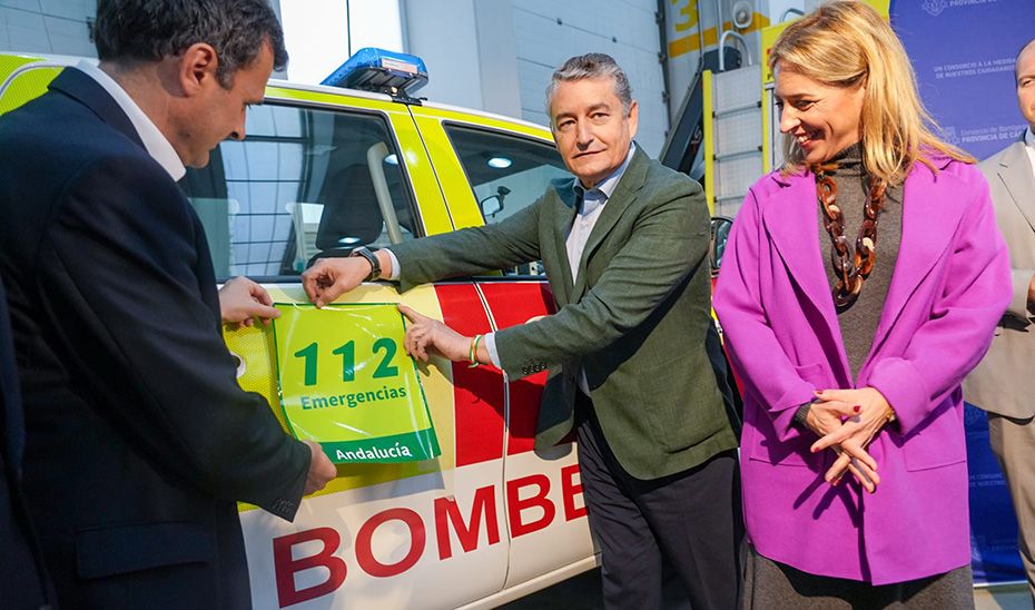 Antonio Sanz, consejero de la Presidencia, en su visita al parque de bomberos de Cádiz, junto a la presidenta de Diputación, Almudena Martínez.