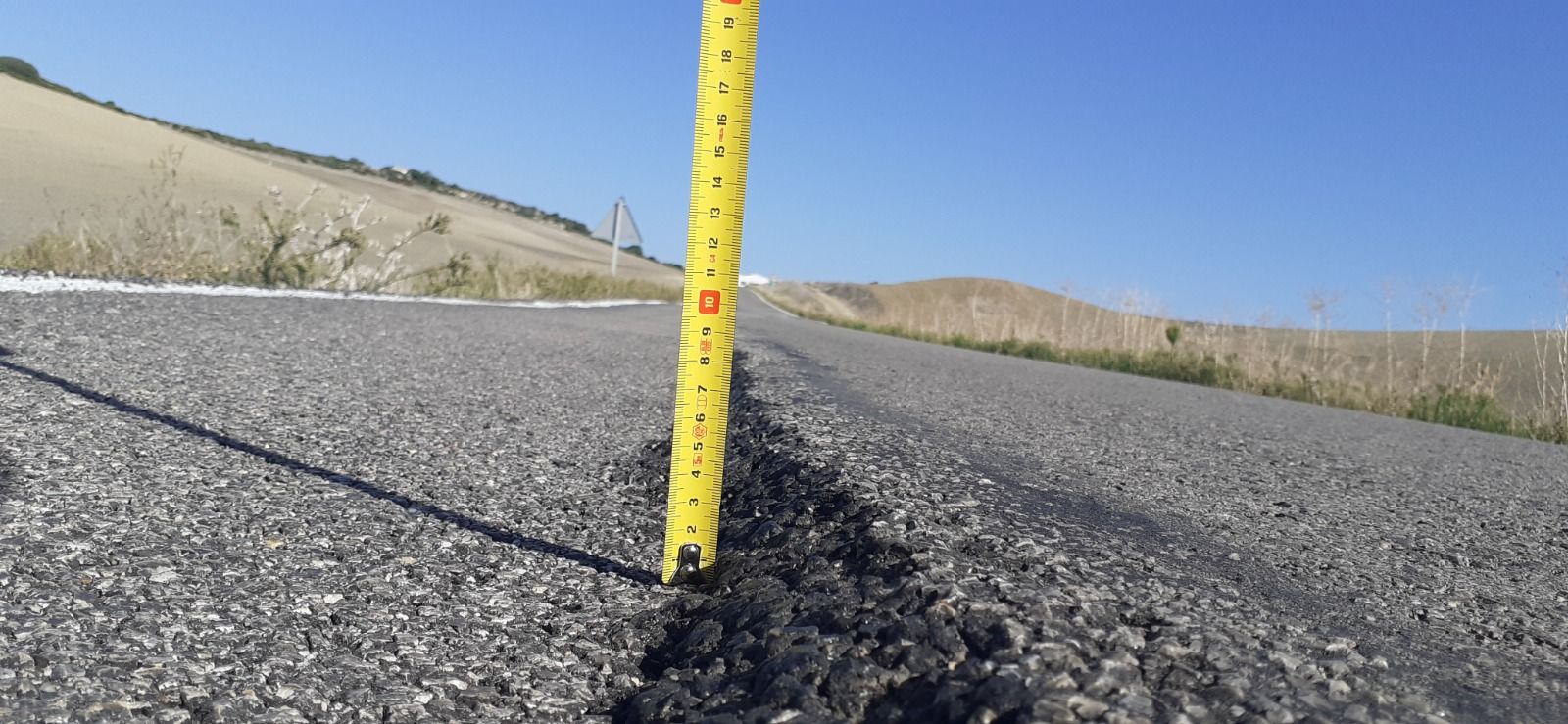 Desnivel en la carretera que une Espera con Arcos.