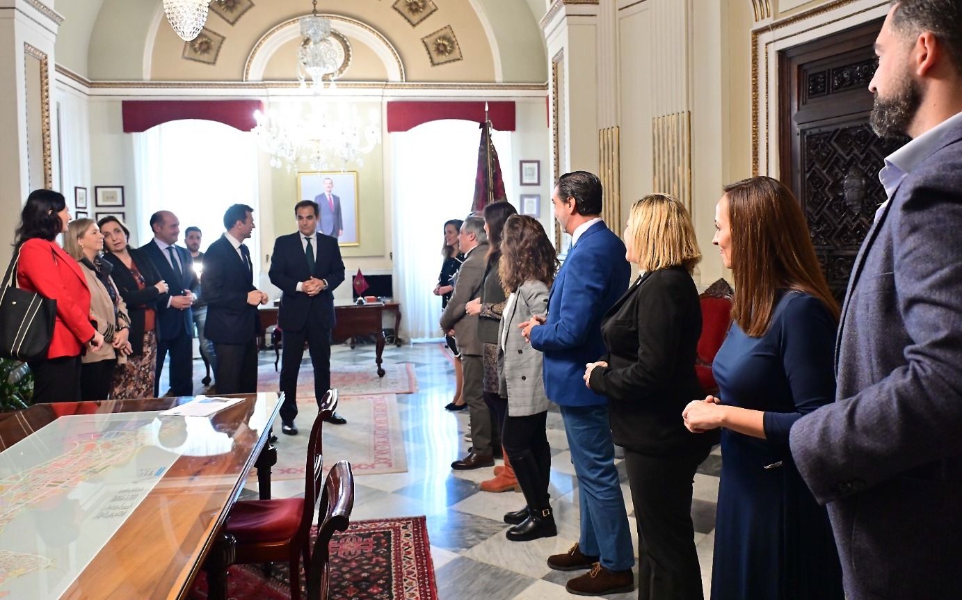 El consejero de Justicia, José Antonio Nieto, con el alcalde de Cádiz y miembros del gobierno local.