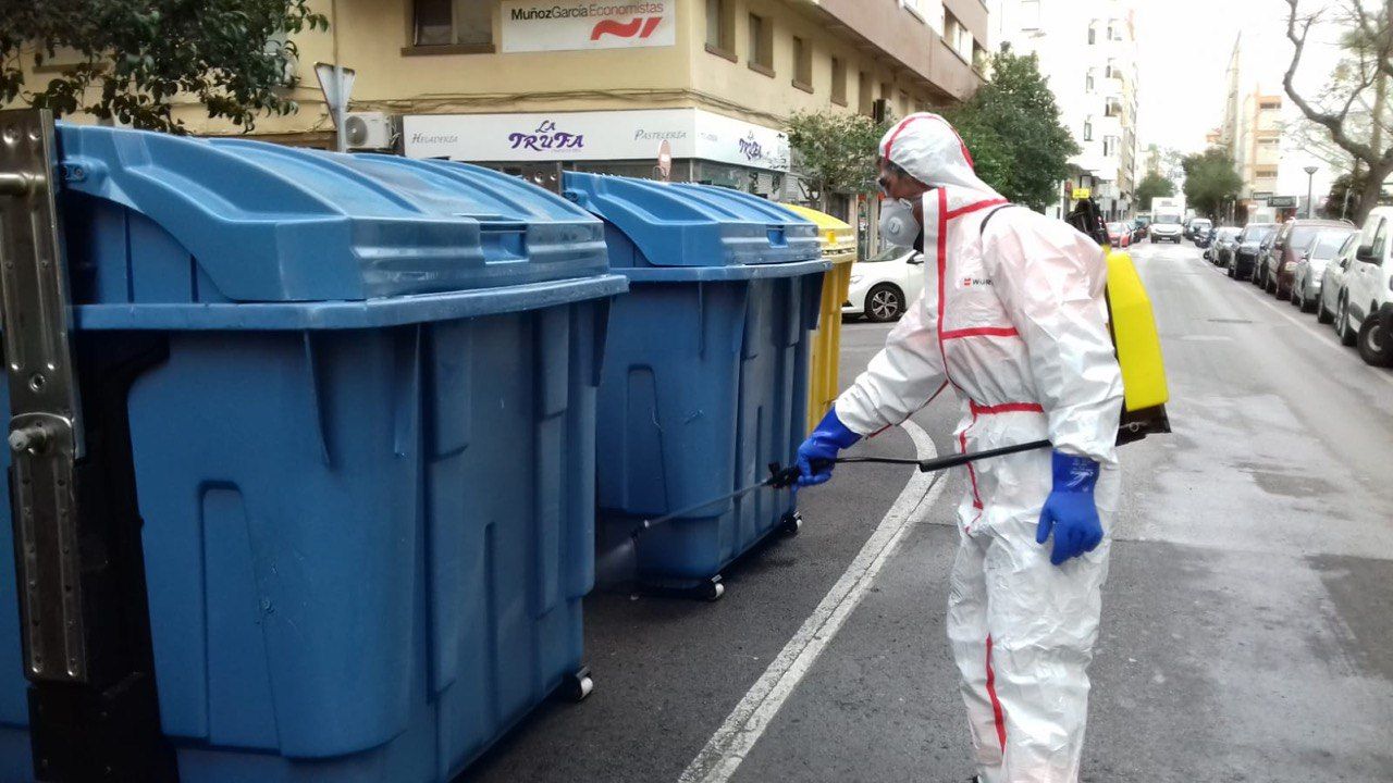 Un operario desinfecta un contenedor en Cádiz. FOTO: Ayuntamiento de Cádiz