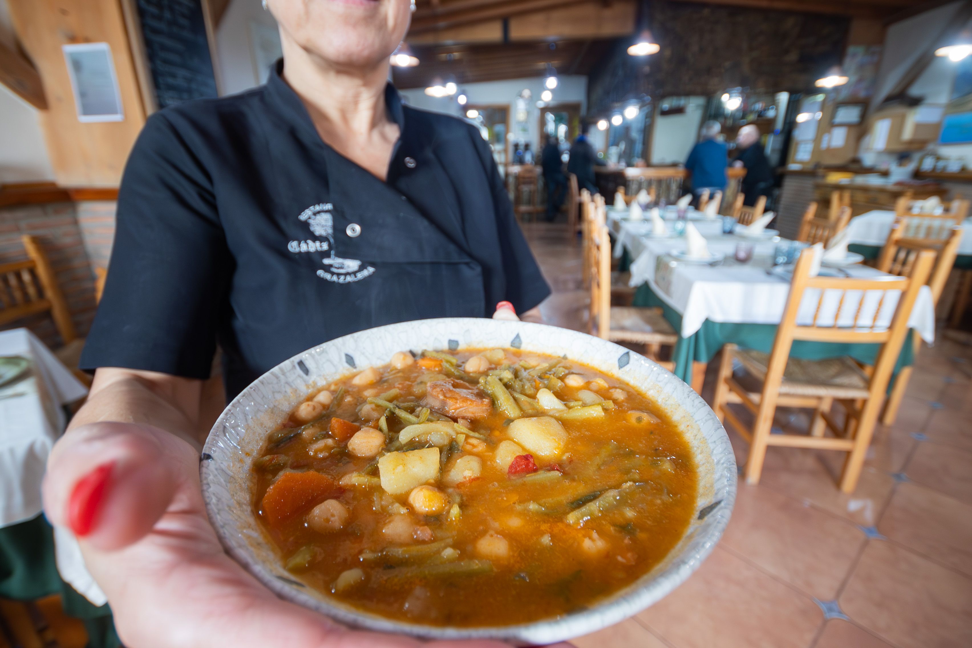 Guiso en el salón principal de Cádiz El Chico, restaurante de Grazalema. 