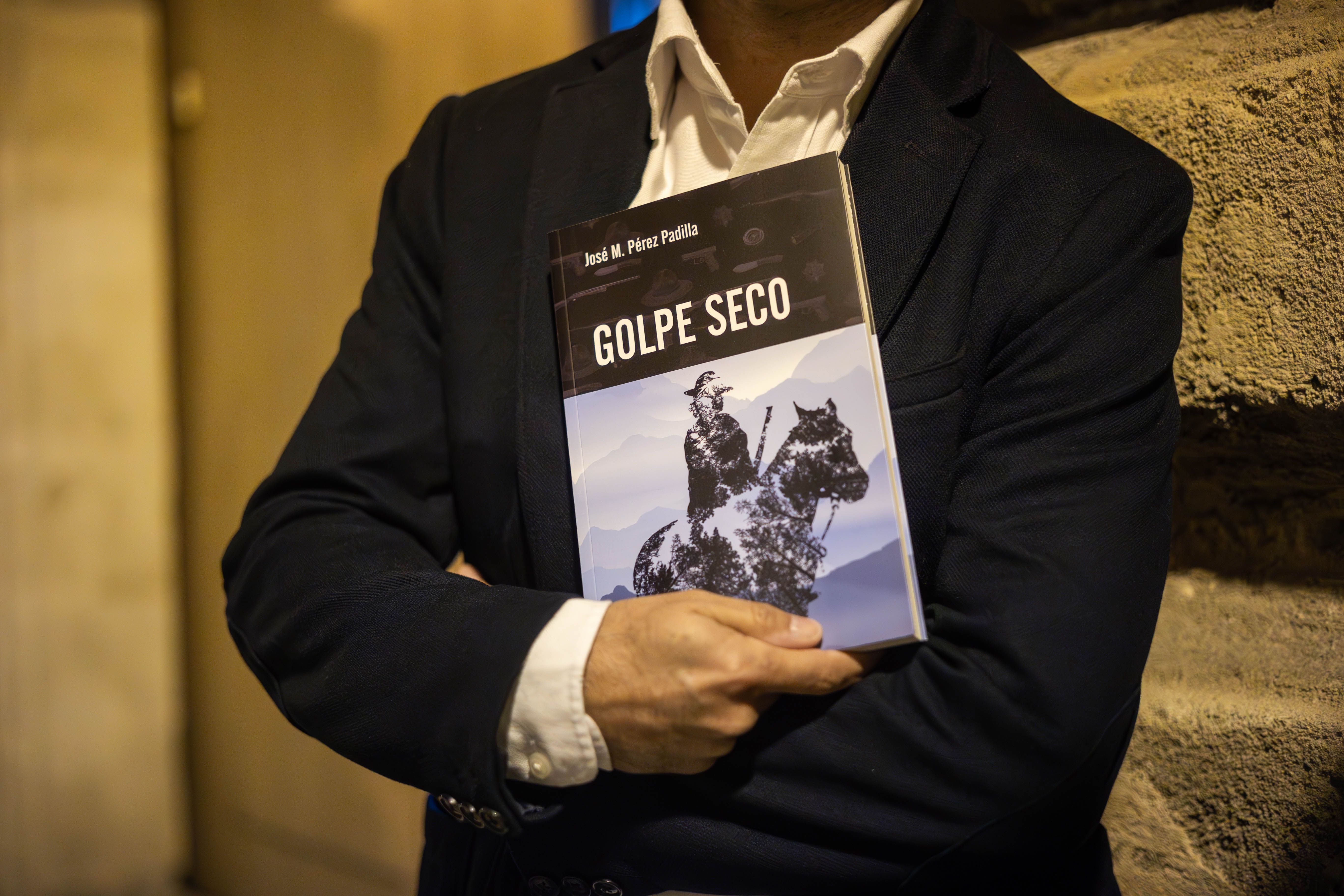 El autor, con uno de los ejemplares de su nueva novela. MANUA GARCÍA