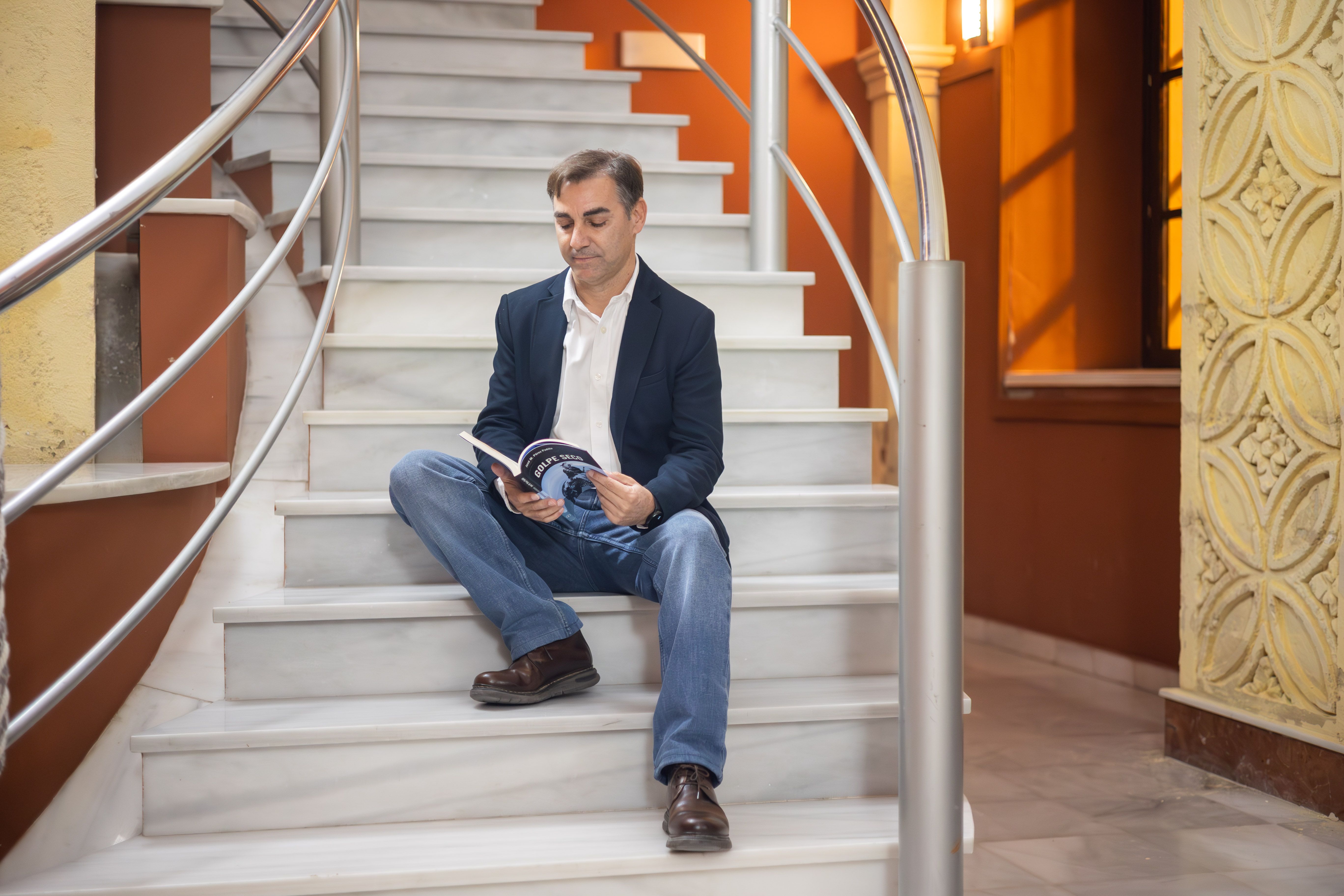 Pérez Padilla, con su libro, poco antes de la presentación. 