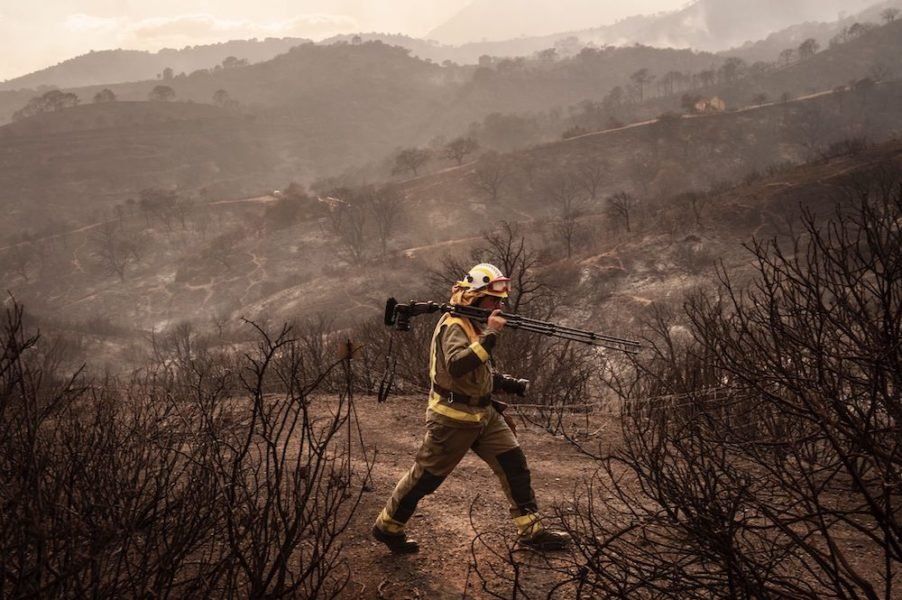 Un bombero del Infoca, en el incendio de Mijas.