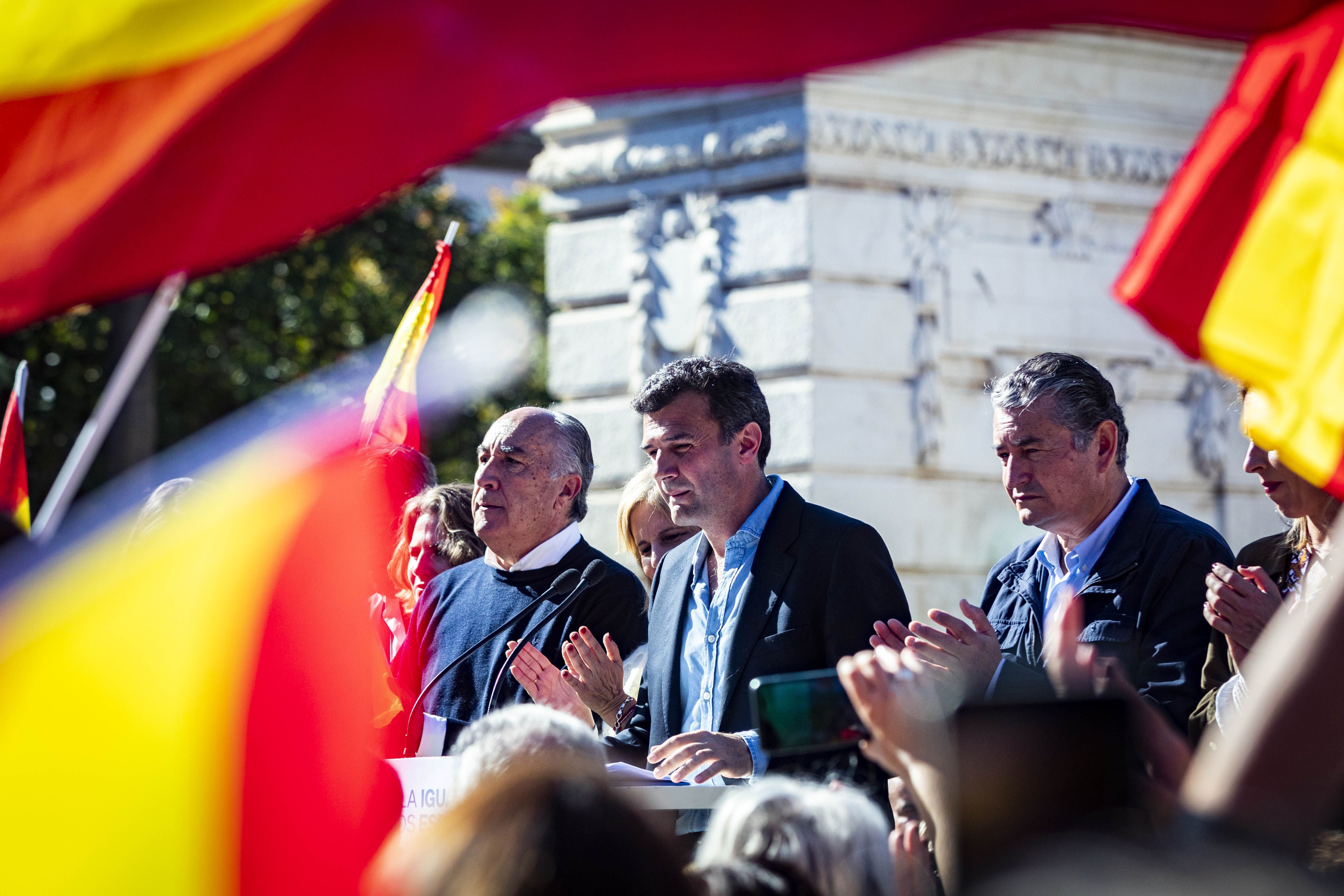 El alcalde de Cádiz, Bruno García, durante la lectura del manifiesto.   GERMÁN MESA