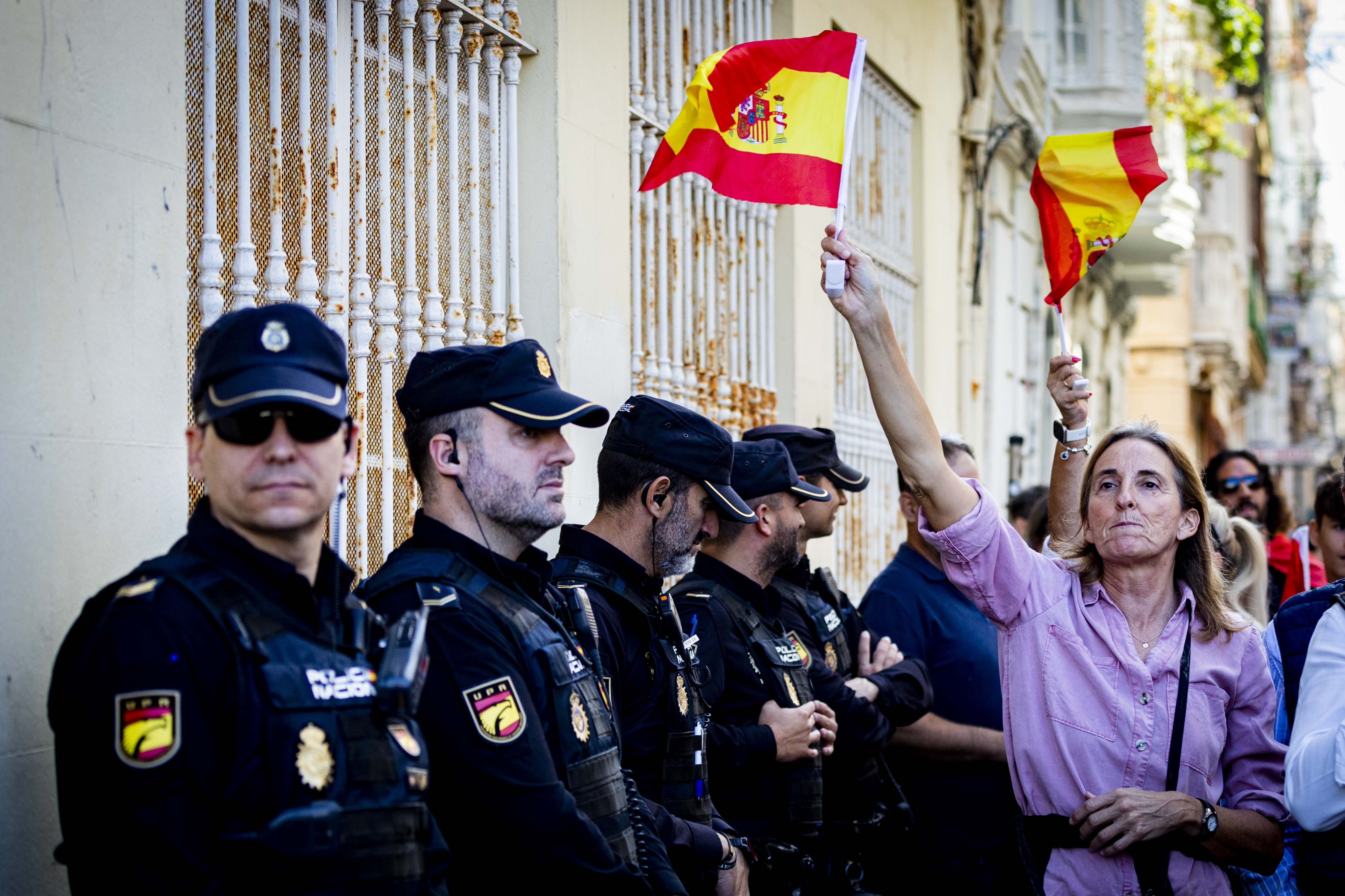 Prolongación de la concentración, con la tercera parte de asistentes, ante la sede del PSOE en Cádiz.   GERMÁN MESA