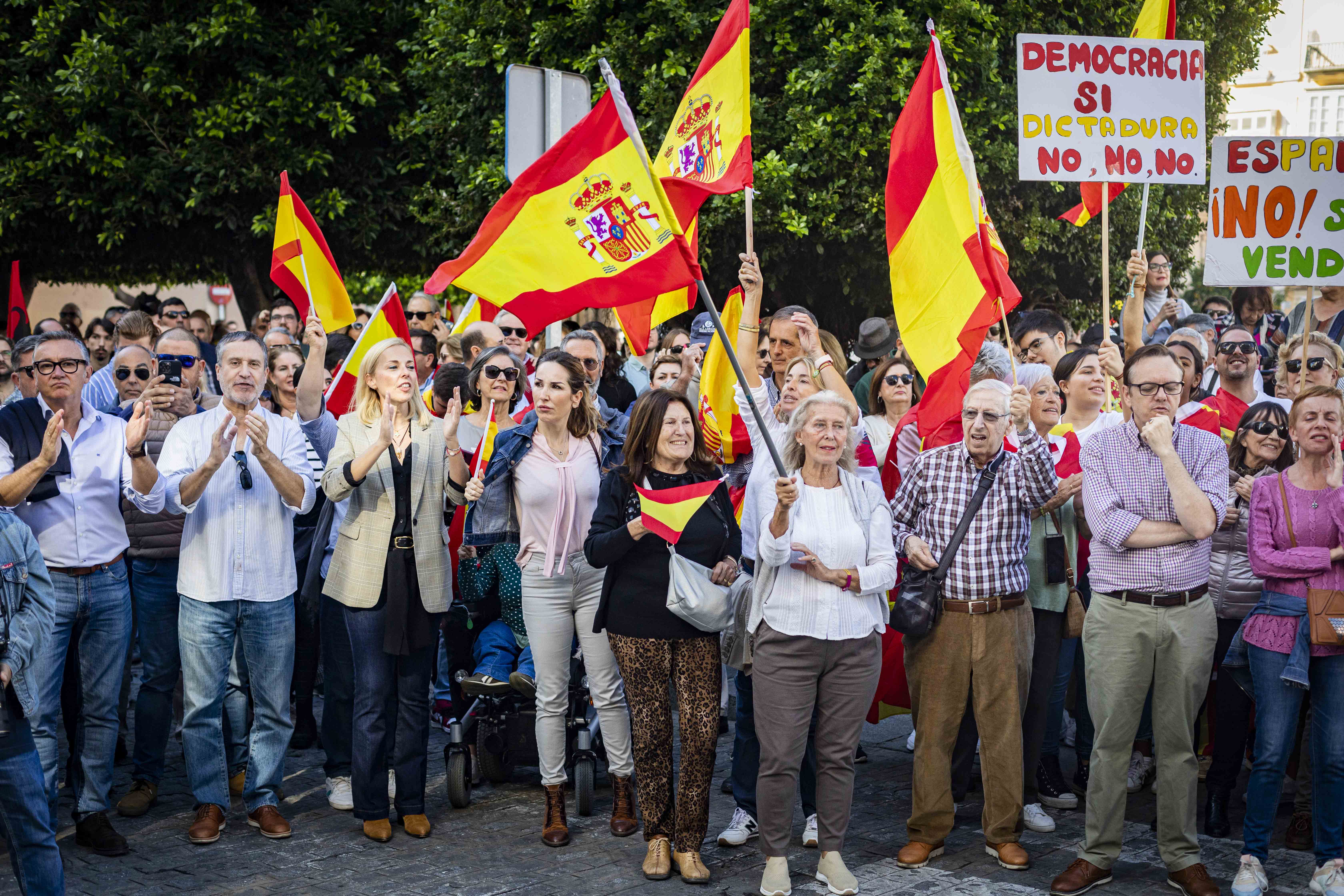 Concentración convocada por el PP en Cádiz contra la amnistía.