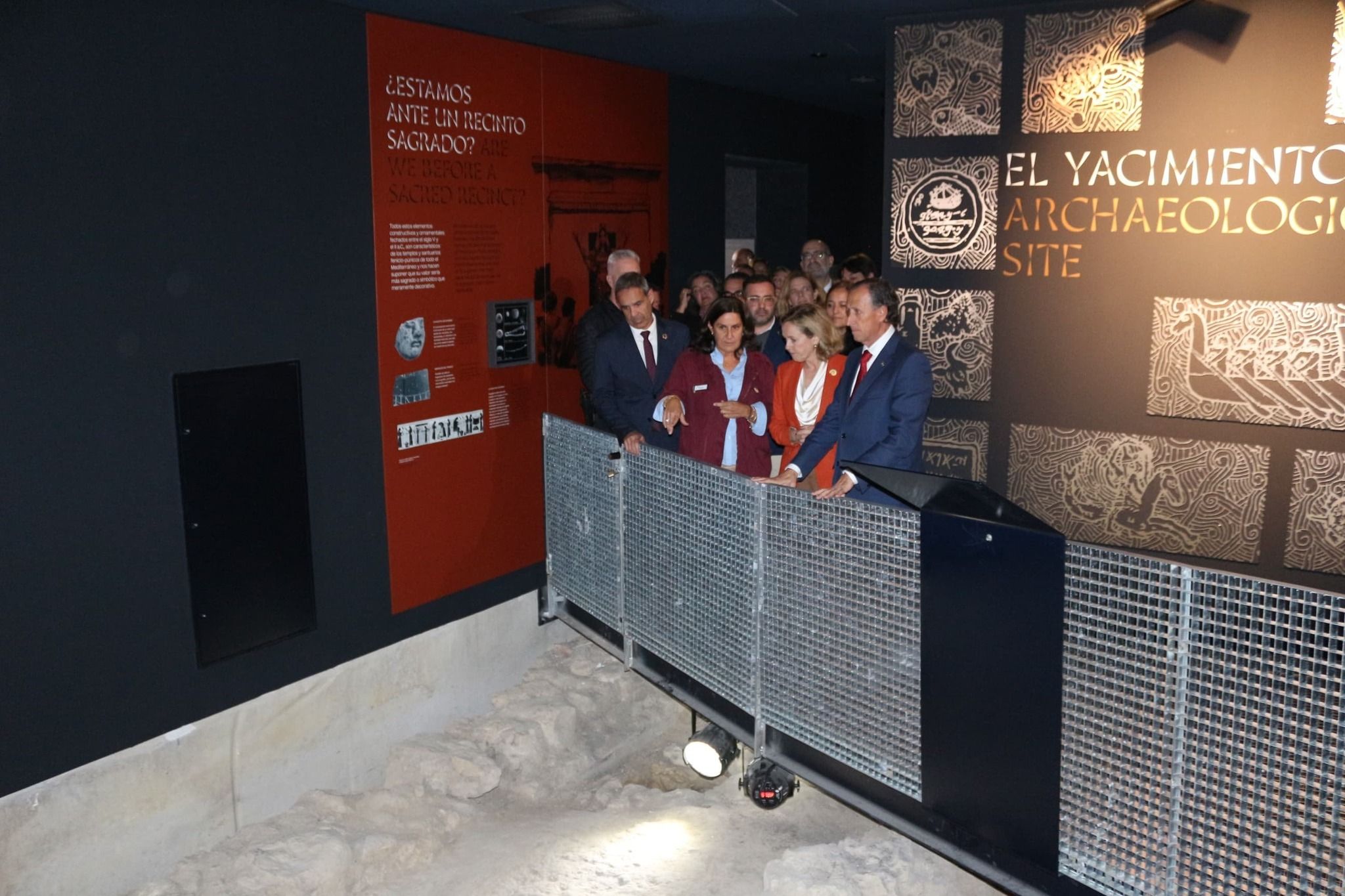 La vicepresidenta Nadia Calviño, con el alcalde de Chiclana, José María Román, inaugurando el yacimiento fenicio Nueva Gadeira. La vicepresidenta Nadia Calviño, con el alcalde de Chiclana, José María Román, inaugurando el yacimiento fenicio Nueva Gadeira.