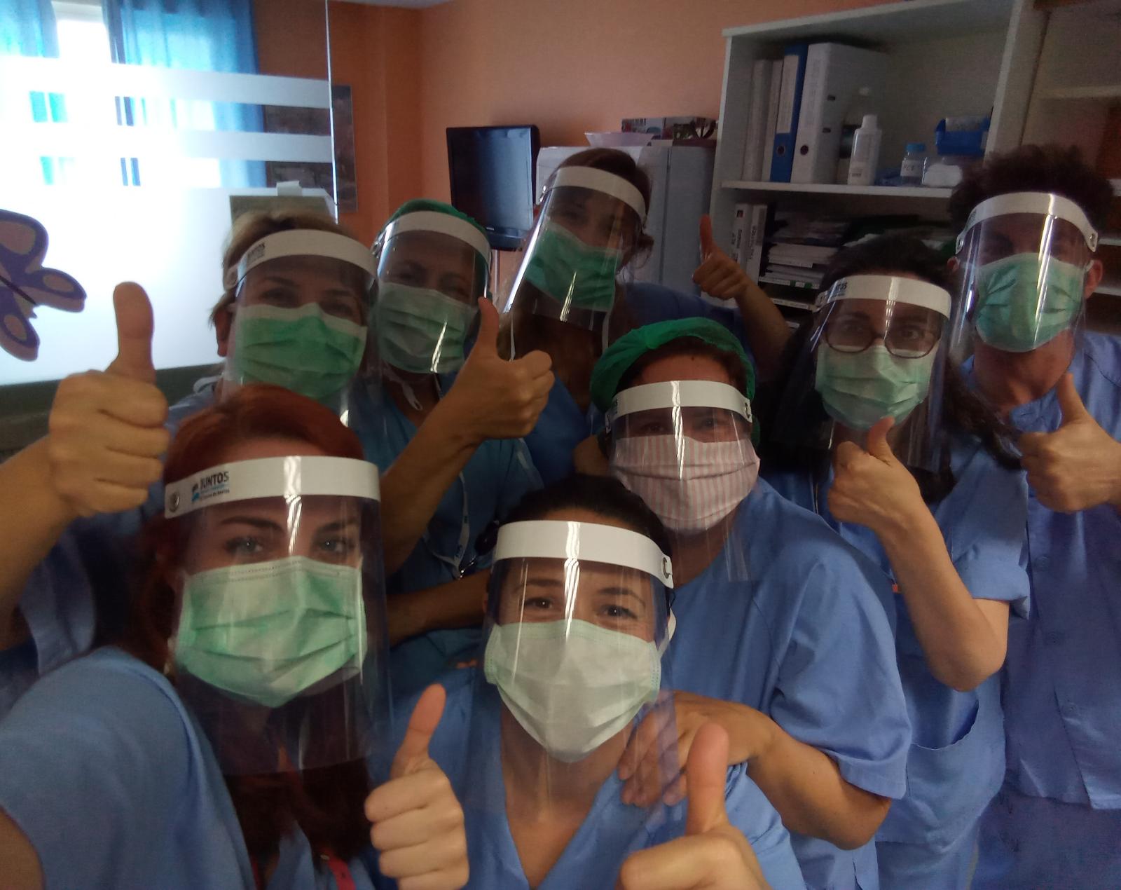 Personal sanitario, con las pantallas protectoras fabricadas en El Cuervo.