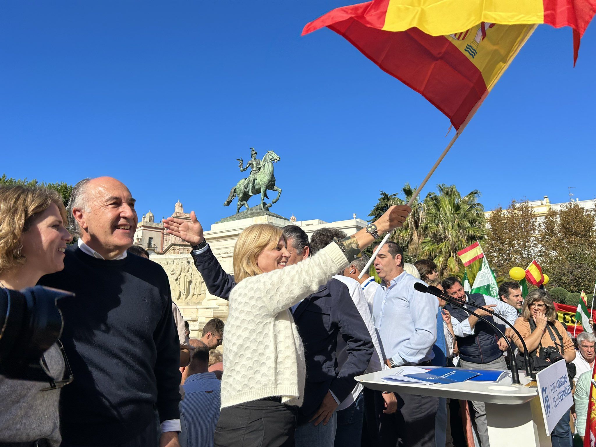 Una imagen de la concentración en Cádiz contra la amnistía, con la alcaldesa Pelayo agitando una bandera de España.